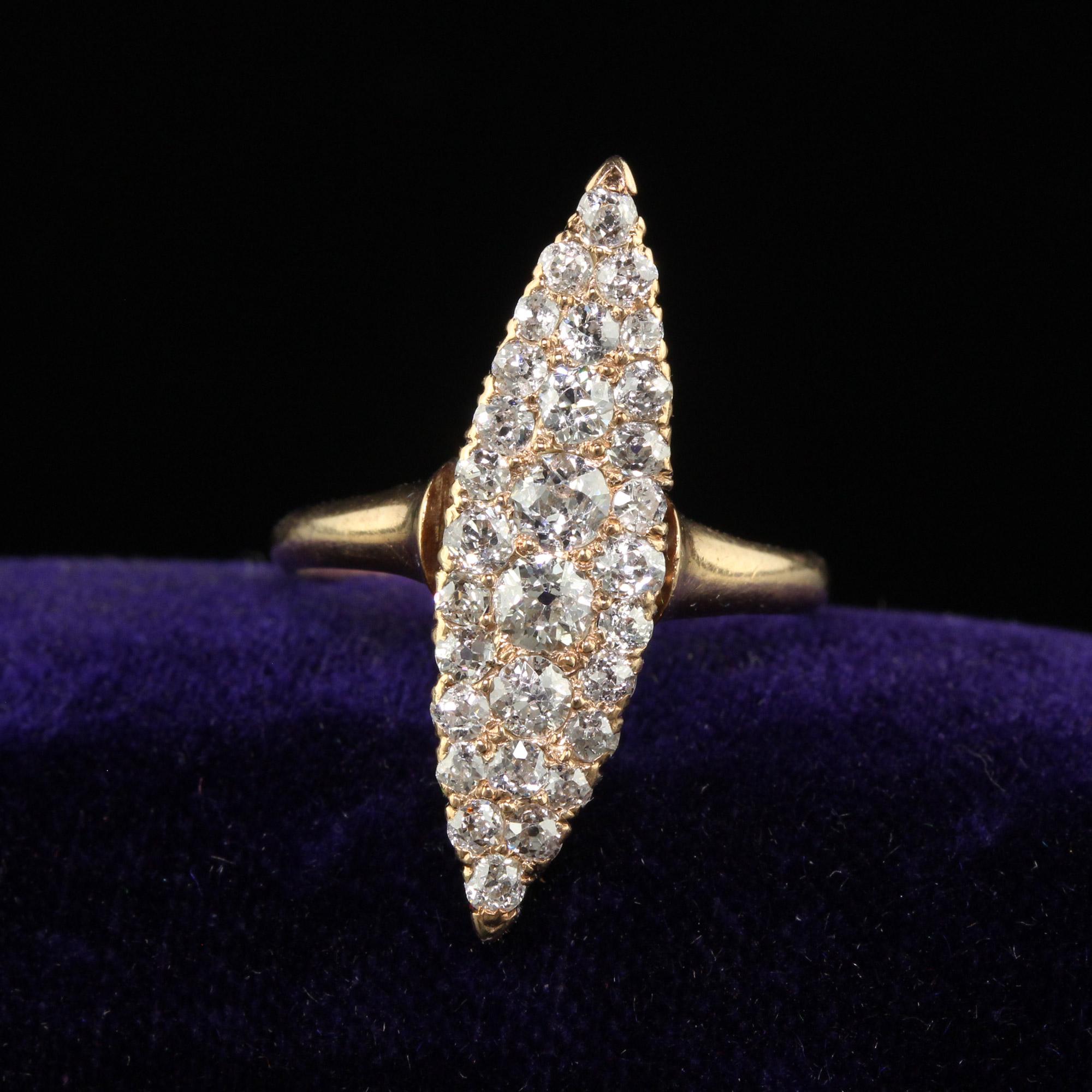 Magnifique bague de cocktail victorienne en or jaune 14K avec diamant taille ancienne et navette. Cette magnifique bague de cocktail à navette victorienne est fabriquée en or jaune 14k. Le haut de la bague est orné de magnifiques diamants de taille