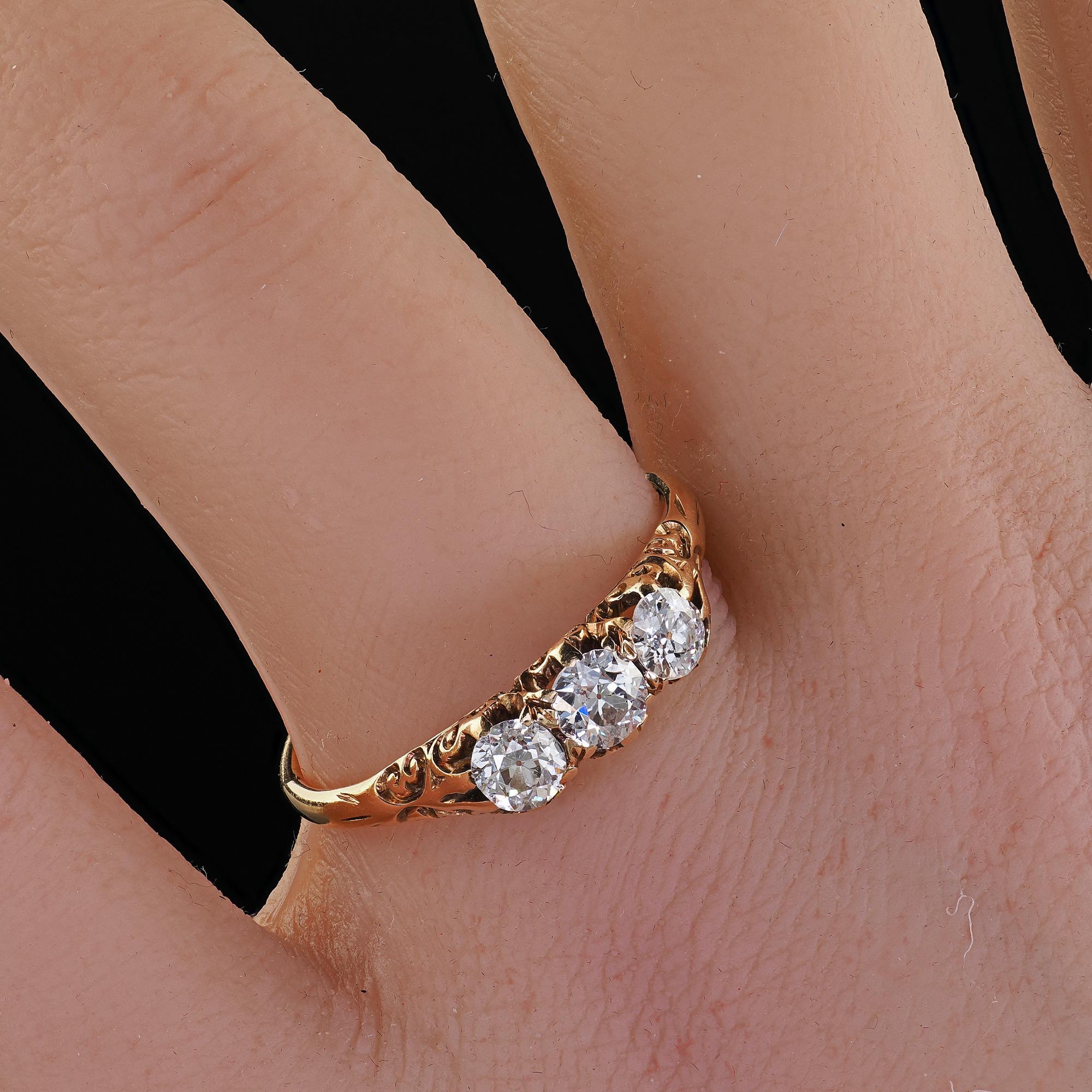Bague victorienne ancienne en or jaune 14K à trois pierres gravées de diamants de taille ancienne en vente 4