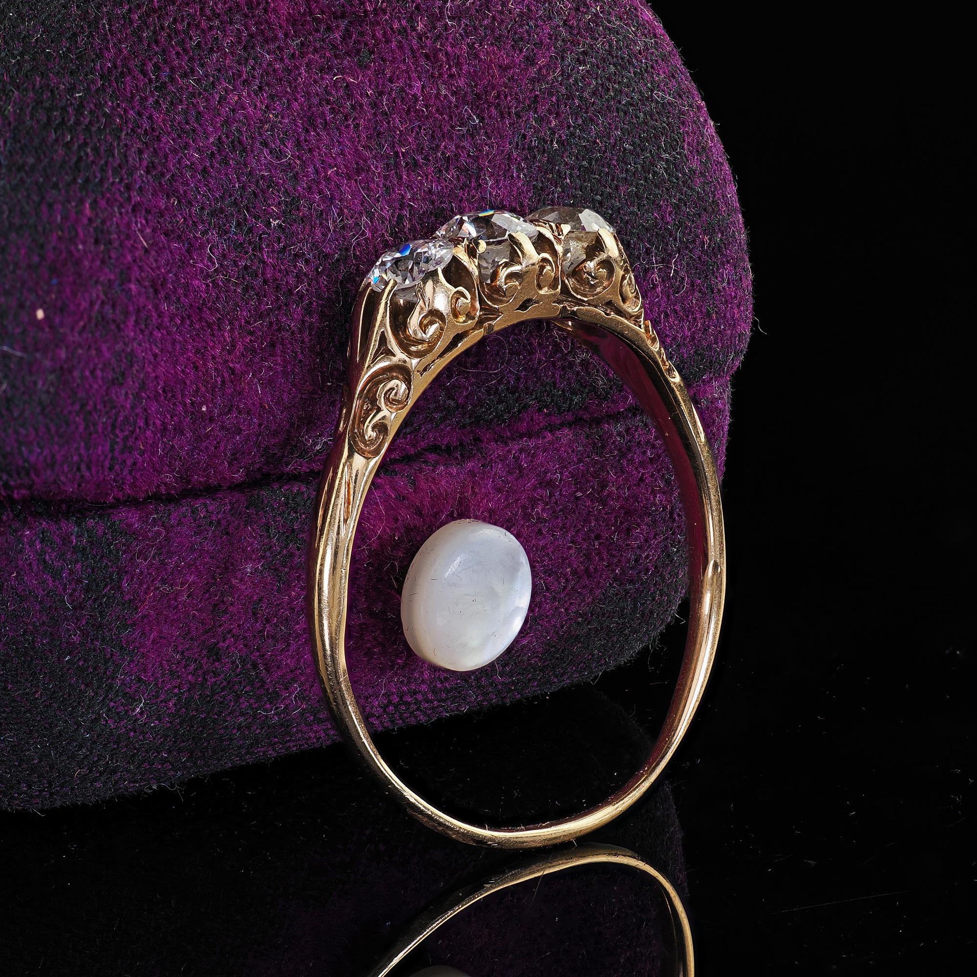 Victorien Bague victorienne ancienne en or jaune 14K à trois pierres gravées de diamants de taille ancienne en vente
