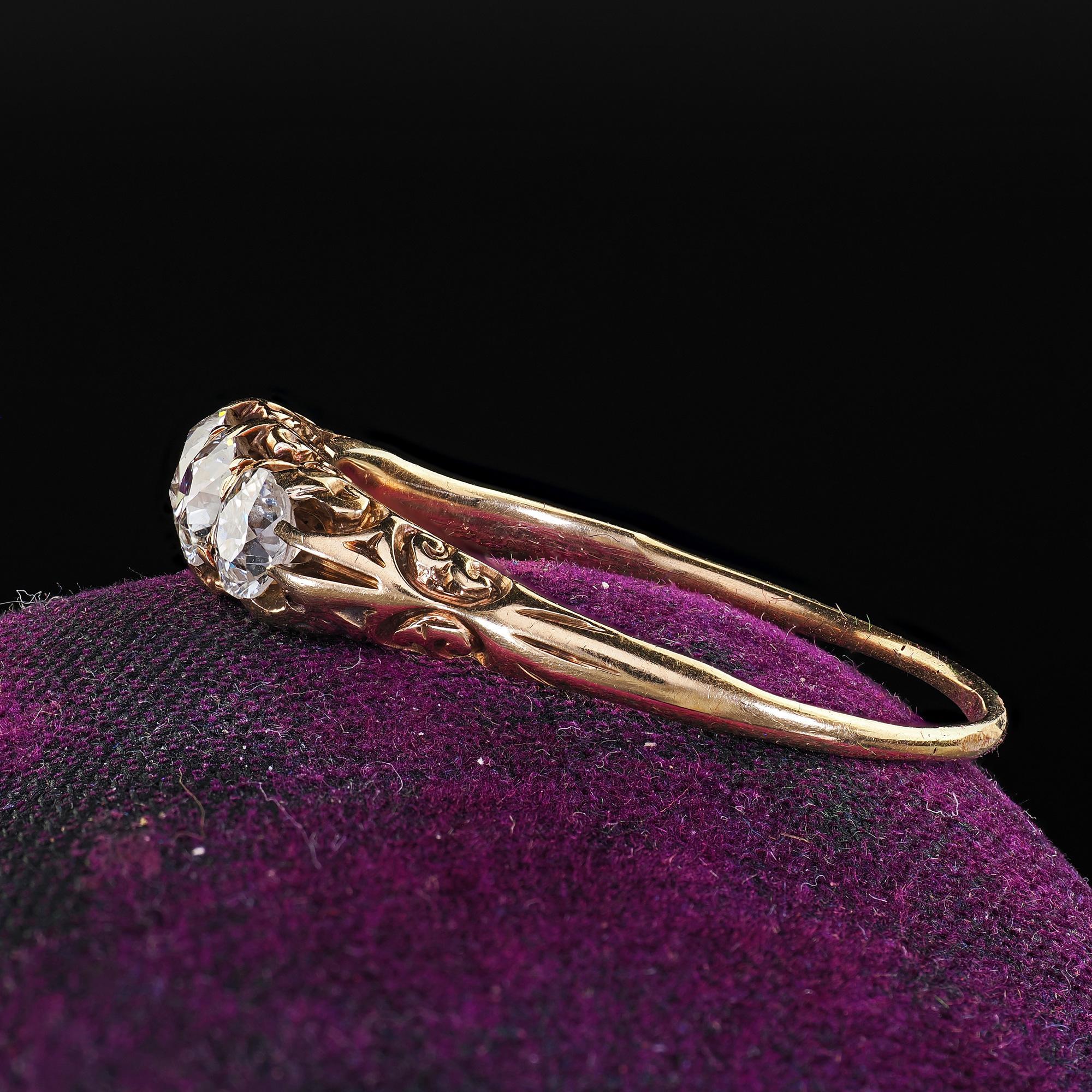 Bague victorienne ancienne en or jaune 14K à trois pierres gravées de diamants de taille ancienne Bon état - En vente à Great Neck, NY