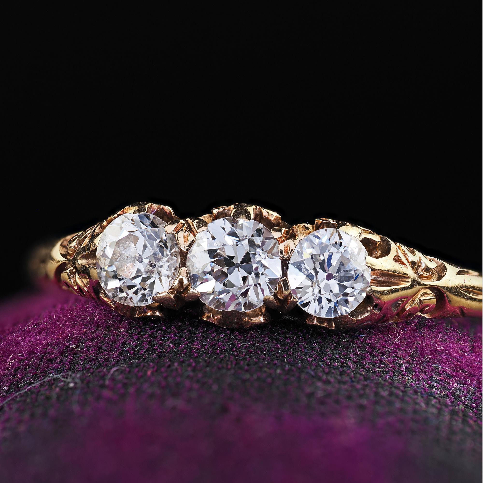Bague victorienne ancienne en or jaune 14K à trois pierres gravées de diamants de taille ancienne Pour femmes en vente