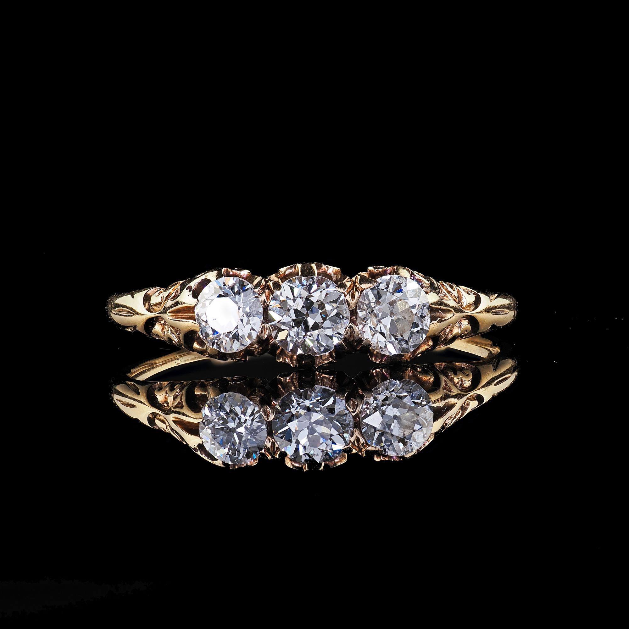 Bague victorienne ancienne en or jaune 14K à trois pierres gravées de diamants de taille ancienne en vente 1
