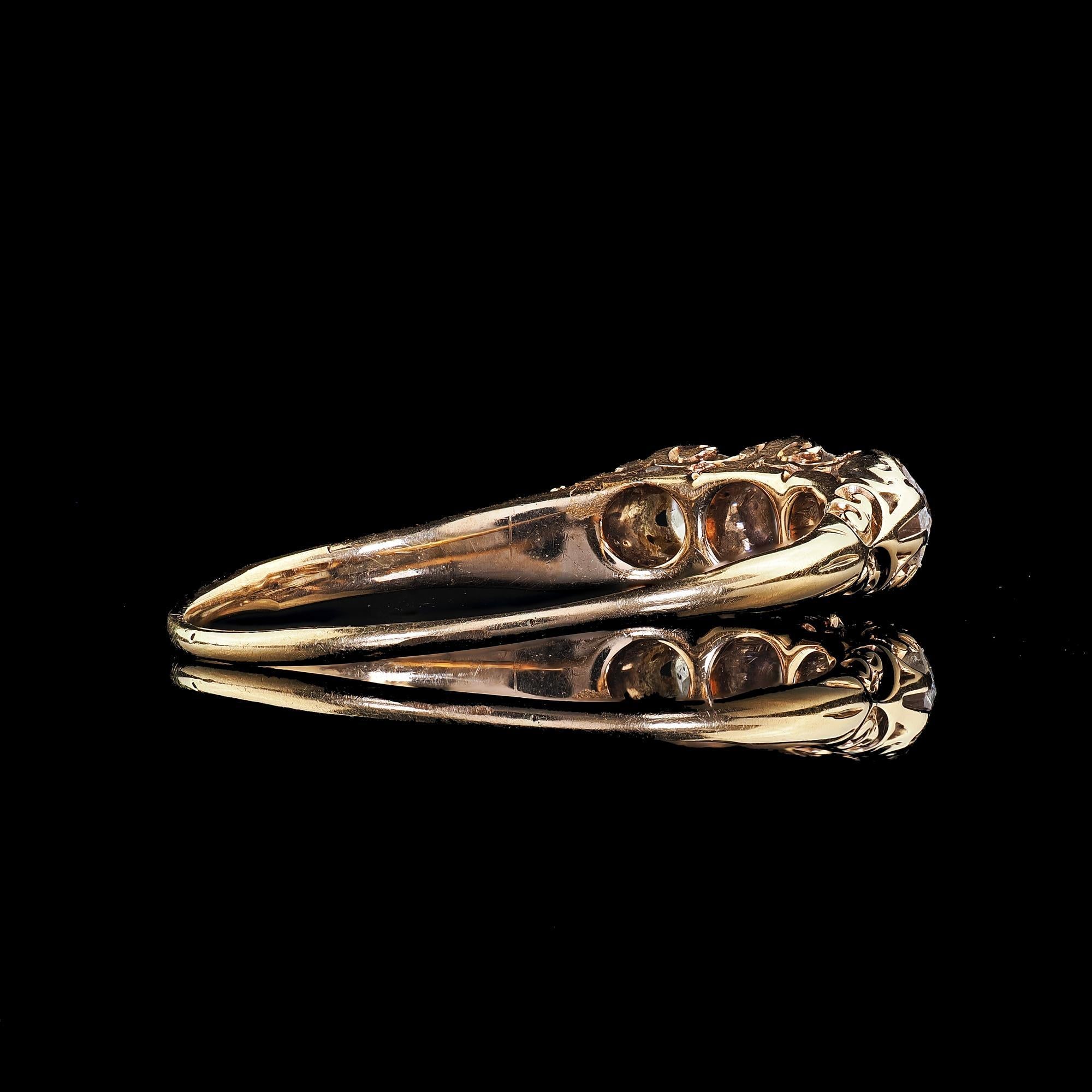 Bague victorienne ancienne en or jaune 14K à trois pierres gravées de diamants de taille ancienne en vente 2