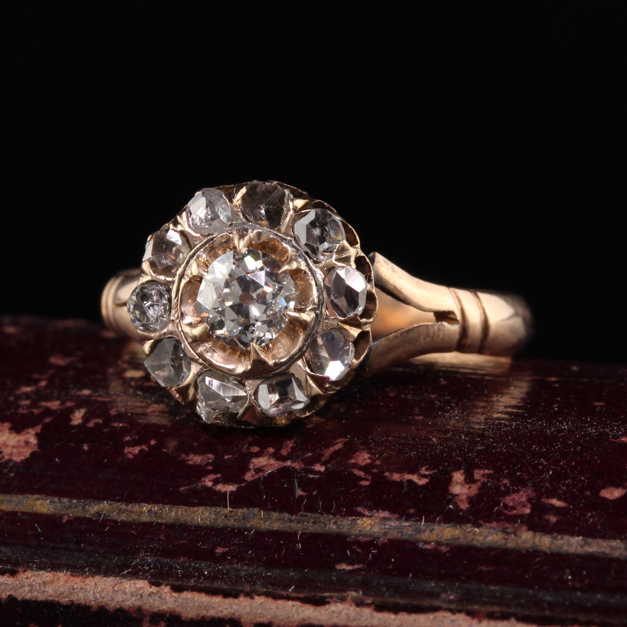 Schöne antike viktorianische 14K Gelbgold Old Mine und Rose Cut Diamond Engagement Ring. Dieser wunderschöne Verlobungsring ist aus 14 Karat Gelbgold gefertigt. In der Mitte befindet sich ein Diamant im alten Minenschliff, der von Diamanten im