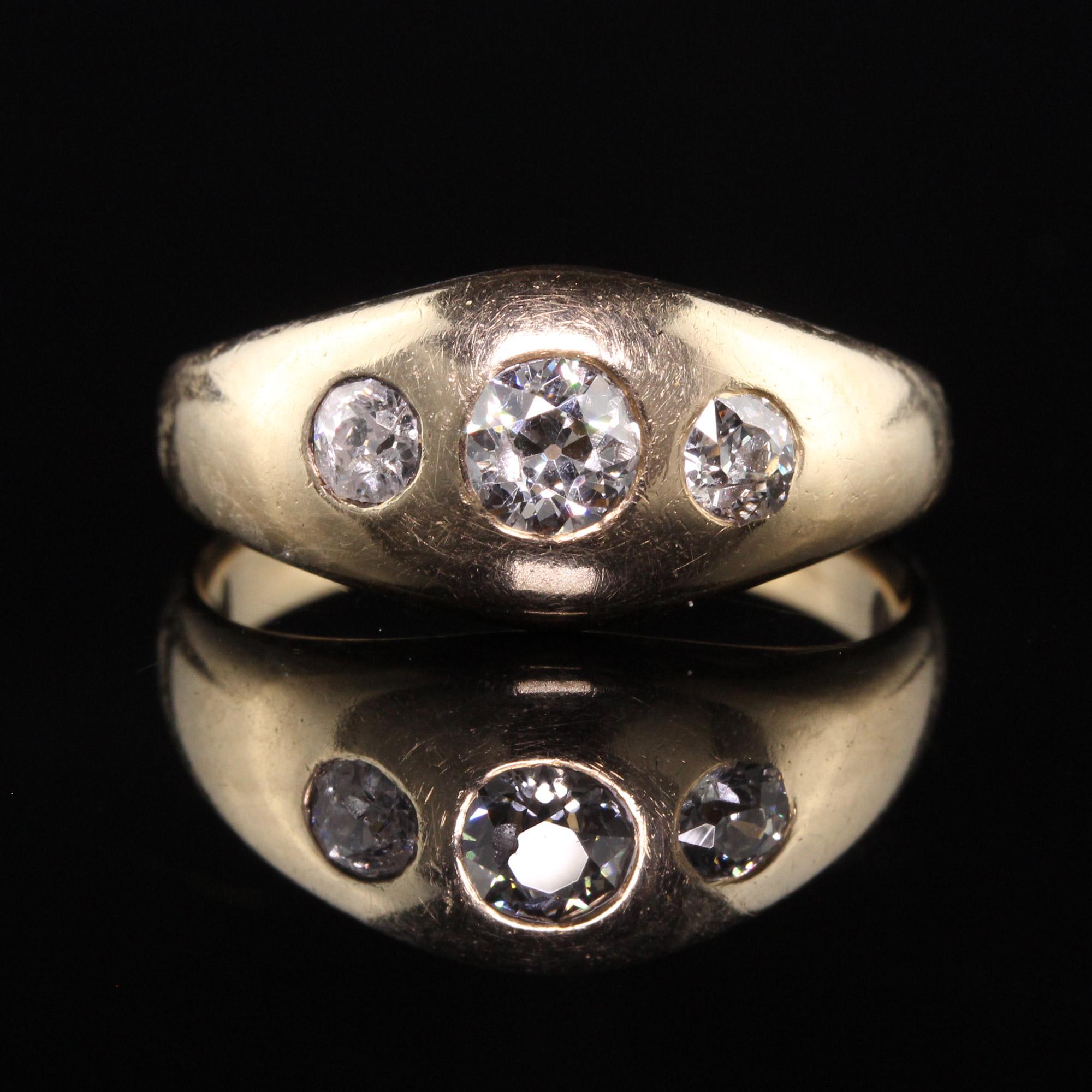 Antique Victorian 14K Yellow Gold Old Mine Cut Diamond Three Stone Gypsy Ring In Good Condition In Great Neck, NY