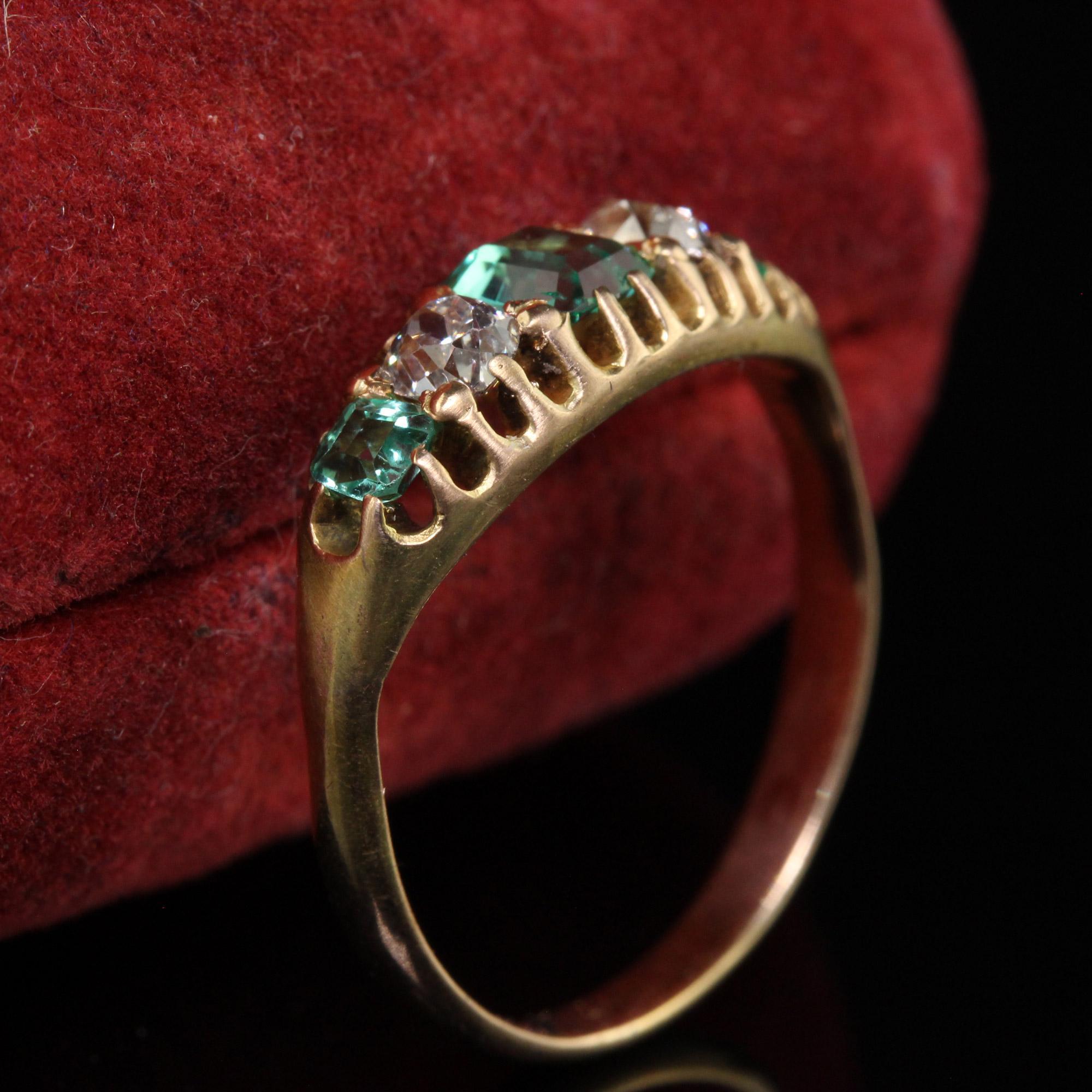 Antiker viktorianischer Ring aus 14 Karat Gelbgold mit fünf Steinen, Diamant und Smaragd im alten Minenschliff (Viktorianisch) im Angebot