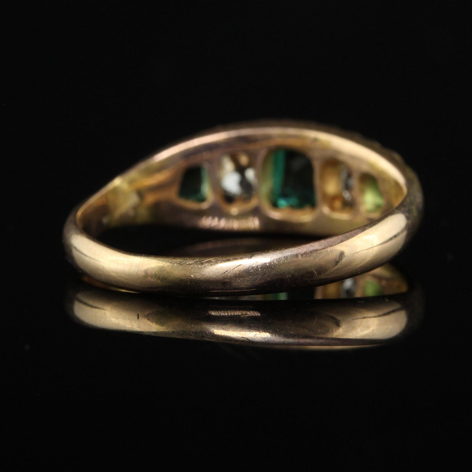 Antiker viktorianischer Ring aus 14 Karat Gelbgold mit fünf Steinen, Diamant und Smaragd im alten Minenschliff im Zustand „Gut“ im Angebot in Great Neck, NY