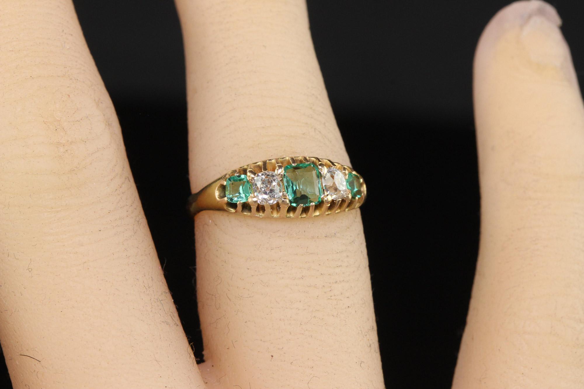 Antiker viktorianischer Ring aus 14 Karat Gelbgold mit fünf Steinen, Diamant und Smaragd im alten Minenschliff im Angebot 1