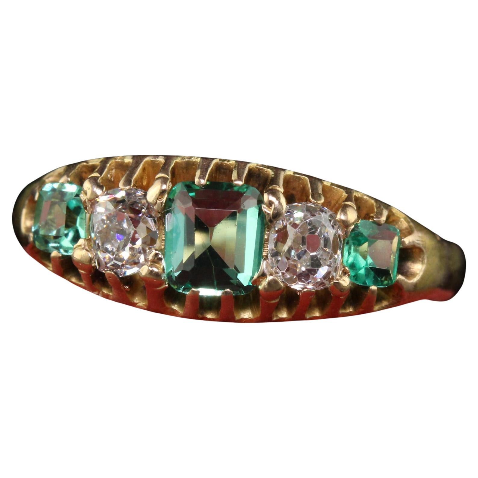 Antiker viktorianischer Ring aus 14 Karat Gelbgold mit fünf Steinen, Diamant und Smaragd im alten Minenschliff im Angebot