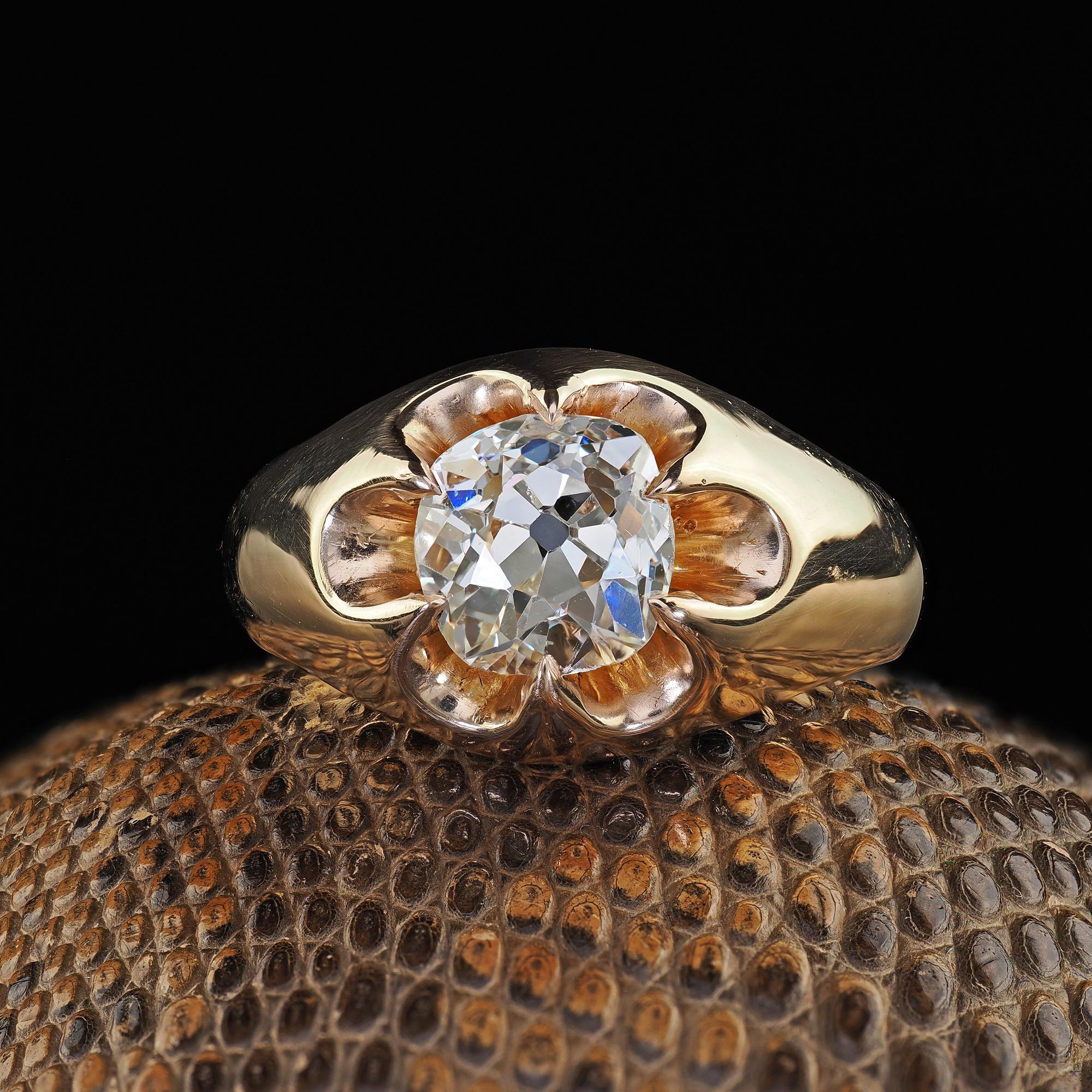 Precioso Anillo de Compromiso Belcher de Diamantes de Mina Antigua Victoriana de Oro Amarillo de 14 K - GIA. Este asombroso anillo de compromiso victoriano de diamantes talla mina antigua está elaborado en oro amarillo de 14 quilates. Este precioso