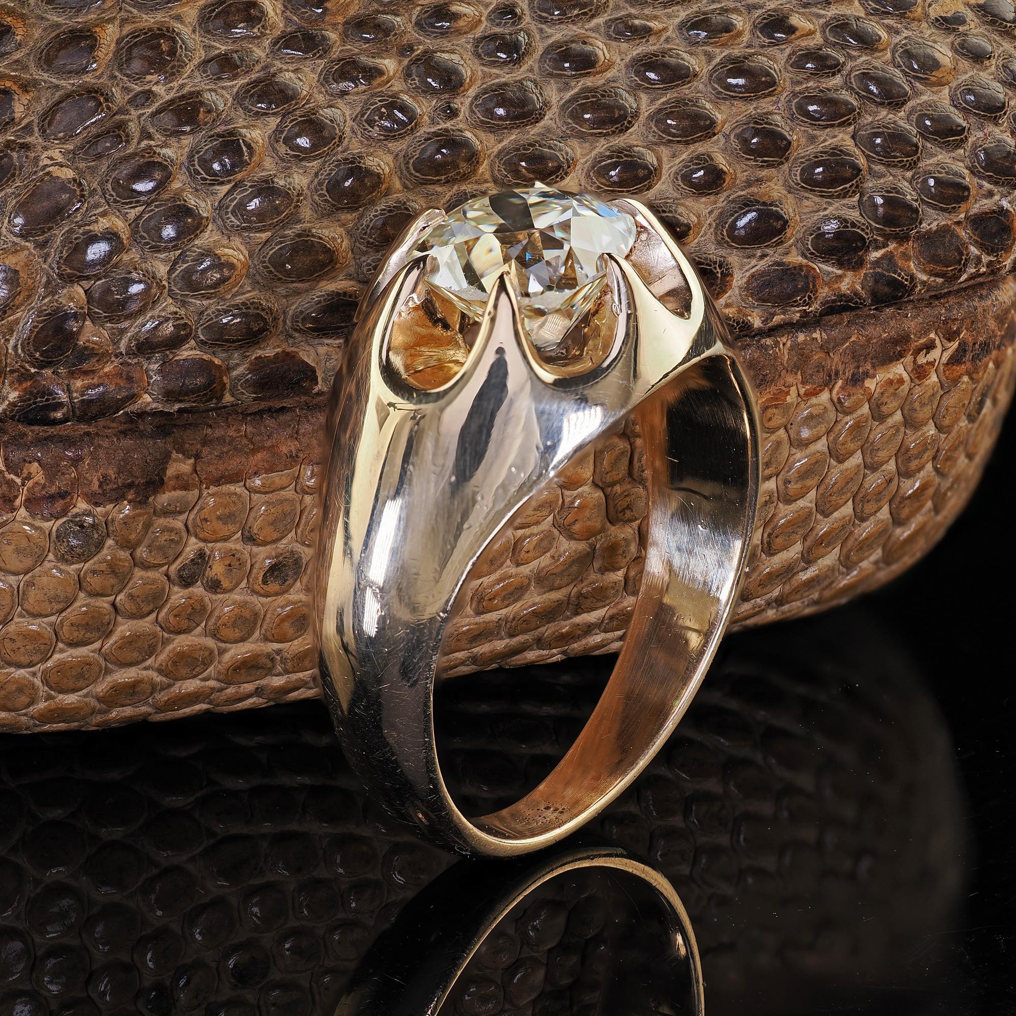 Antiguo Anillo de Compromiso Victoriano de Oro Amarillo de 14 K con Diamantes Belcher de Mina Antigua - GIA Talla antigua en venta