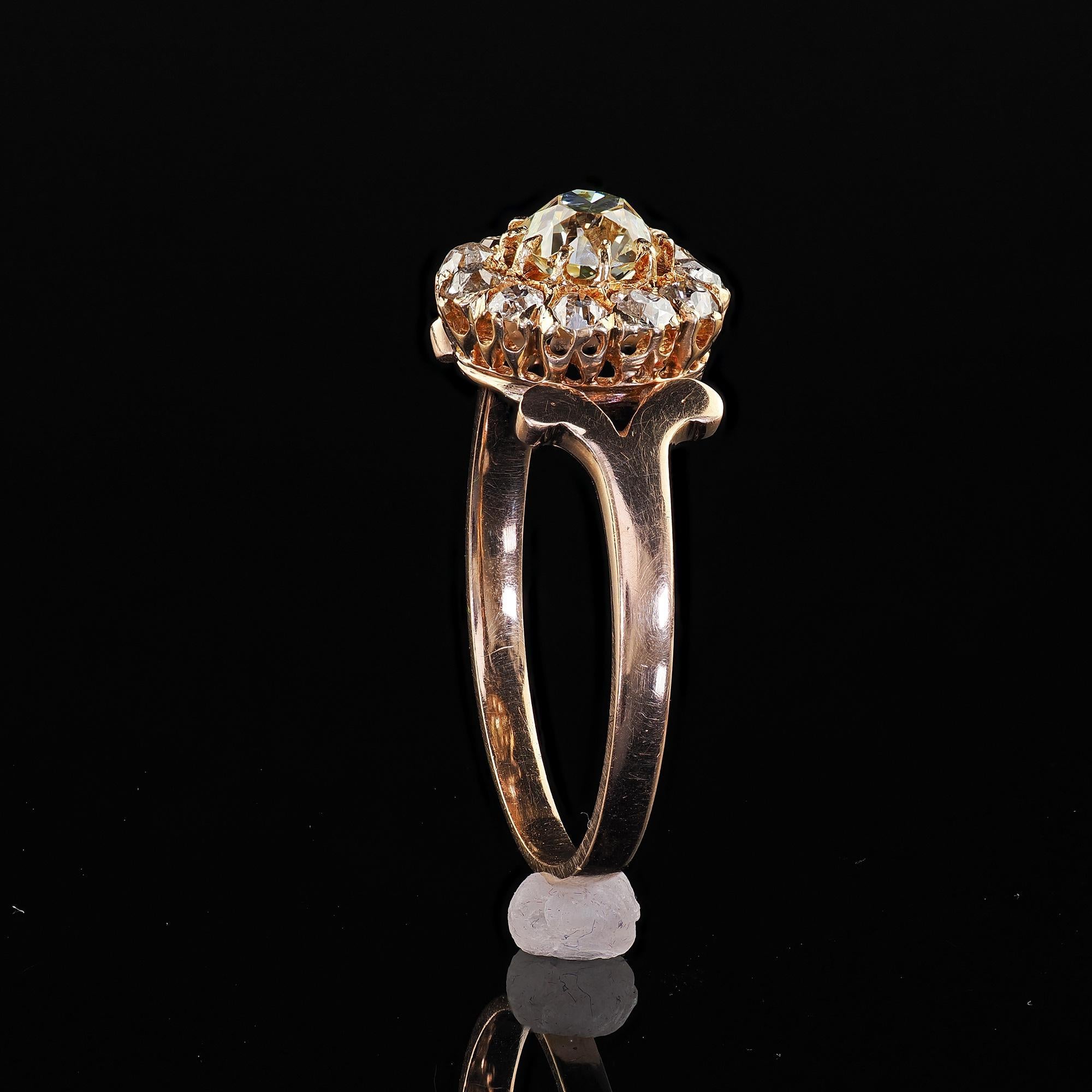 Antiguo Anillo de Compromiso Victoriano de Oro Amarillo de 14 K con Racimo de Diamantes de Mina Antigua en venta 5