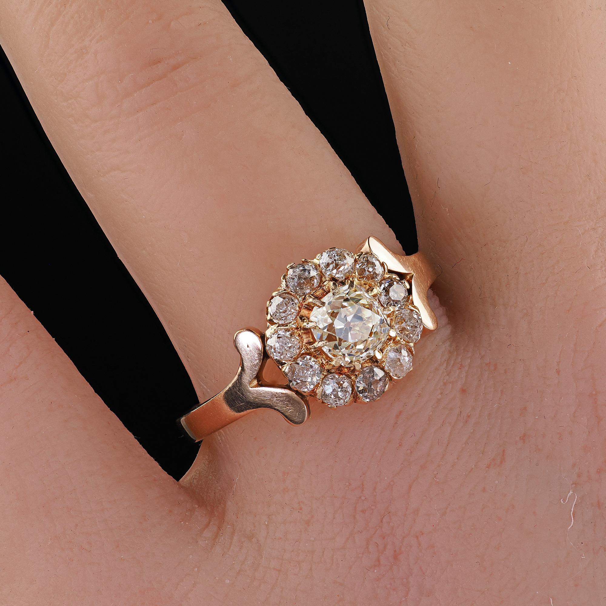 Antiguo Anillo de Compromiso Victoriano de Oro Amarillo de 14 K con Racimo de Diamantes de Mina Antigua en venta 6