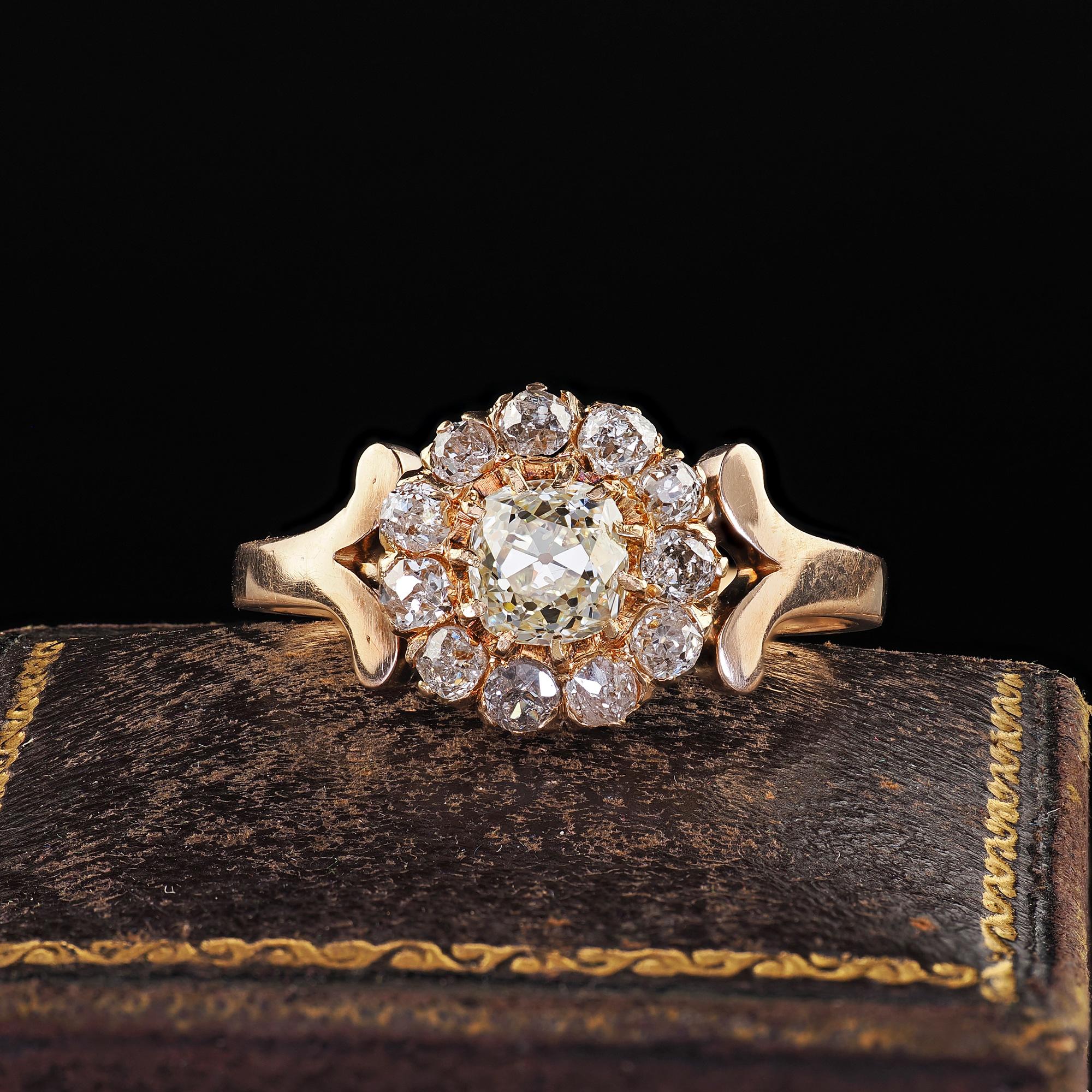 Precioso Anillo de Compromiso Victoriano Antiguo de Oro Amarillo de 14 K con Racimo de Diamantes de Mina Antigua. Este precioso anillo de compromiso victoriano de diamantes de mina antigua está elaborado en oro amarillo de 14k. El centro contiene un