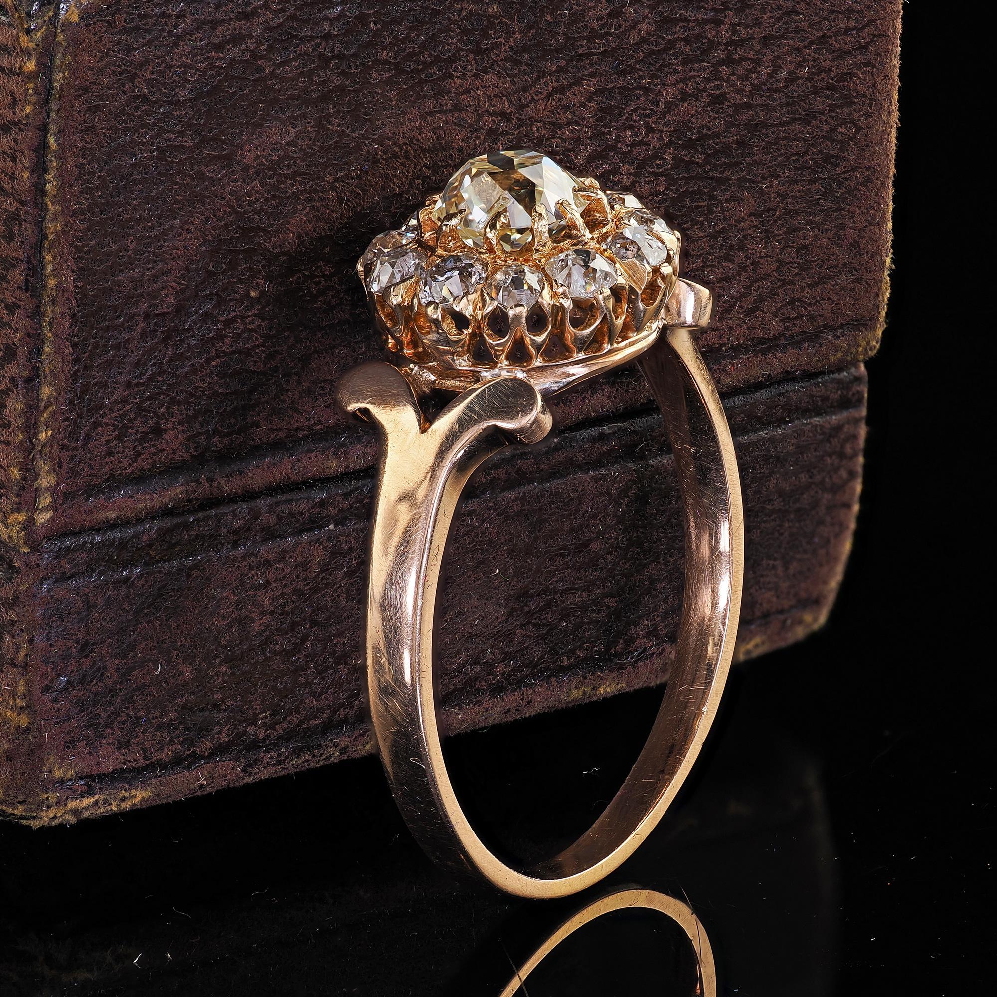 Antiguo Anillo de Compromiso Victoriano de Oro Amarillo de 14 K con Racimo de Diamantes de Mina Antigua Talla antigua en venta