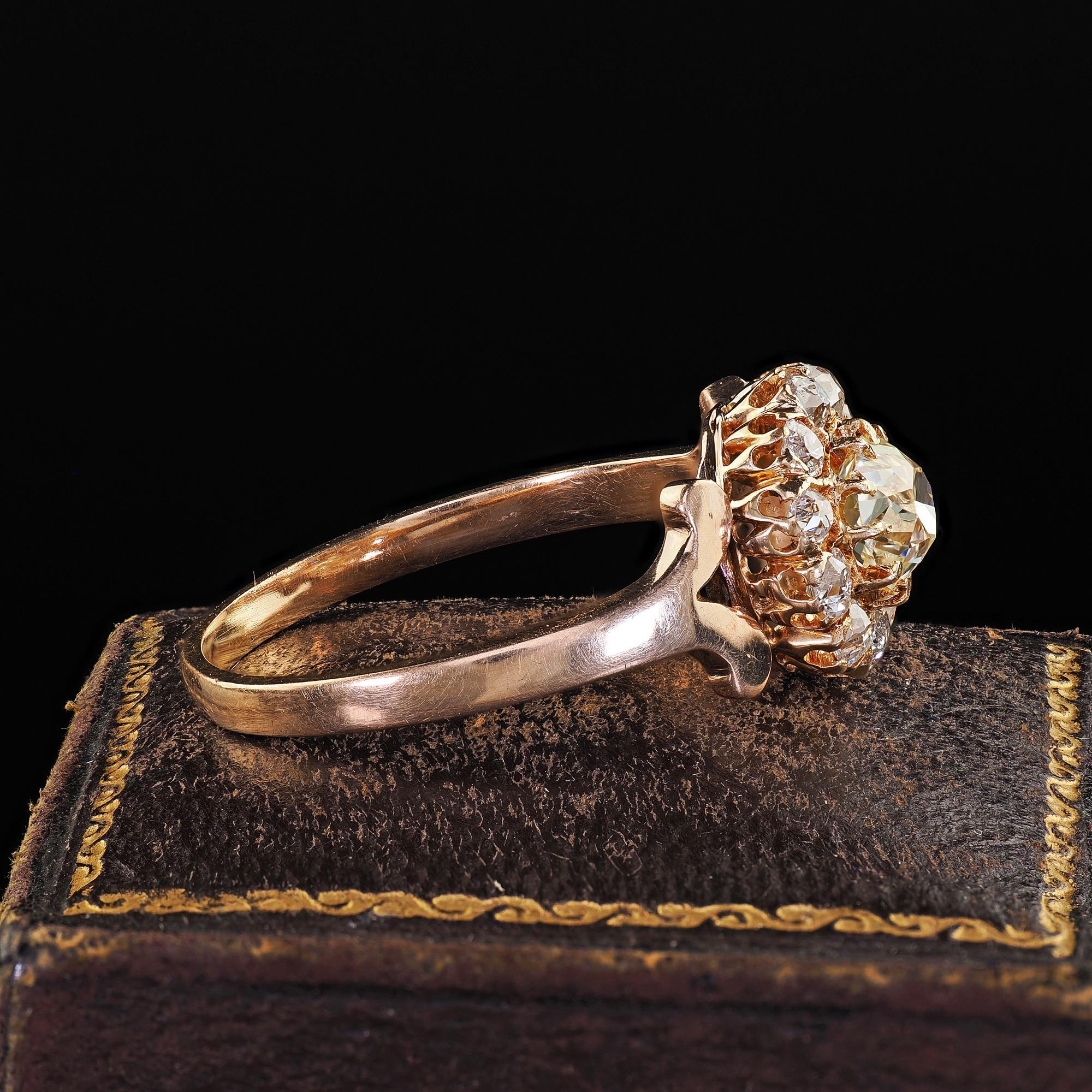 Antiguo Anillo de Compromiso Victoriano de Oro Amarillo de 14 K con Racimo de Diamantes de Mina Antigua en Bueno estado para la venta en Great Neck, NY