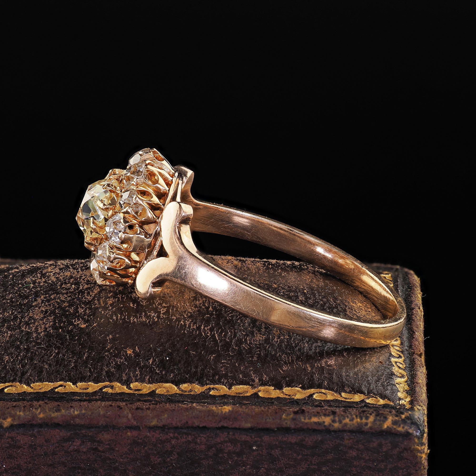 De las mujeres Antiguo Anillo de Compromiso Victoriano de Oro Amarillo de 14 K con Racimo de Diamantes de Mina Antigua en venta