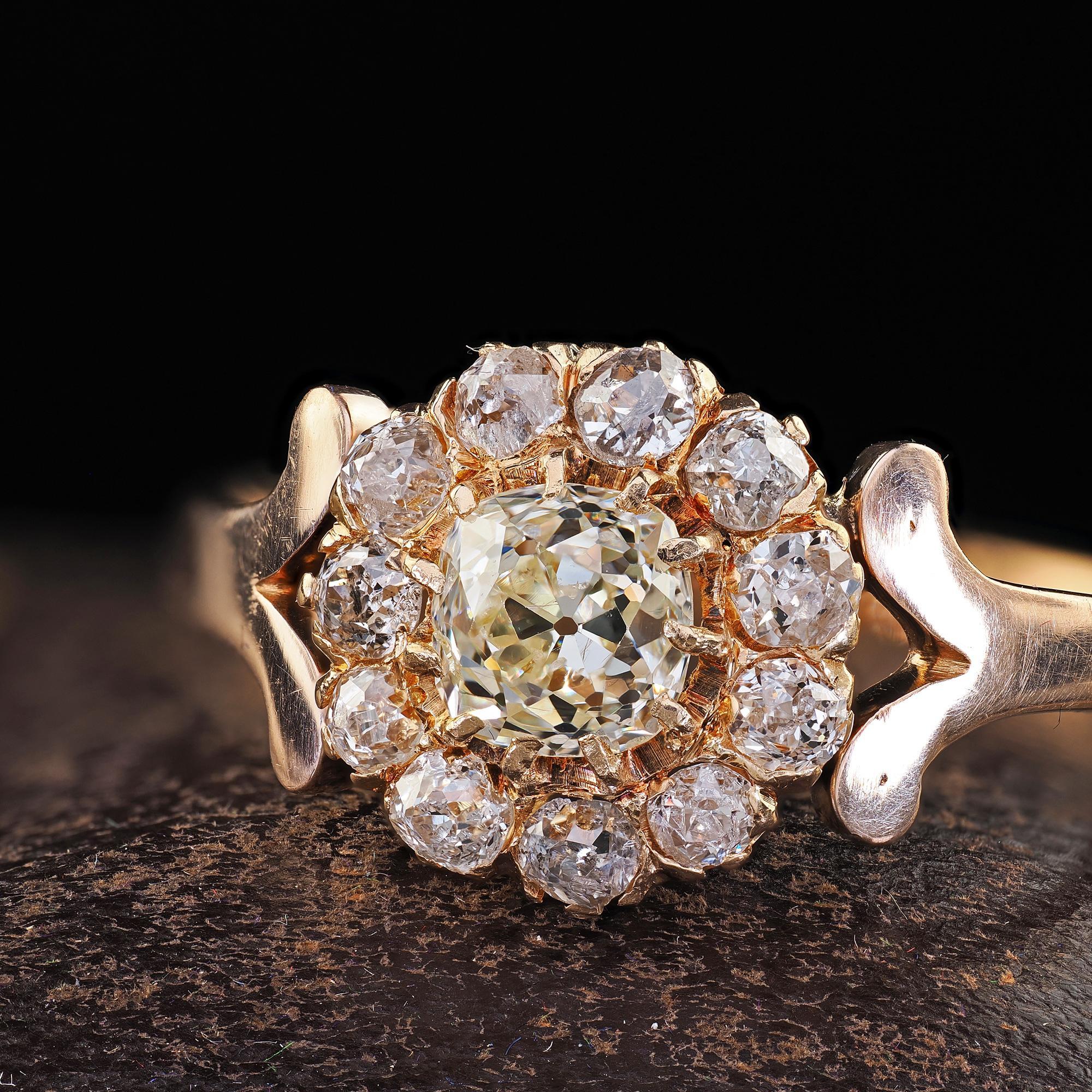 Antiguo Anillo de Compromiso Victoriano de Oro Amarillo de 14 K con Racimo de Diamantes de Mina Antigua en venta 1