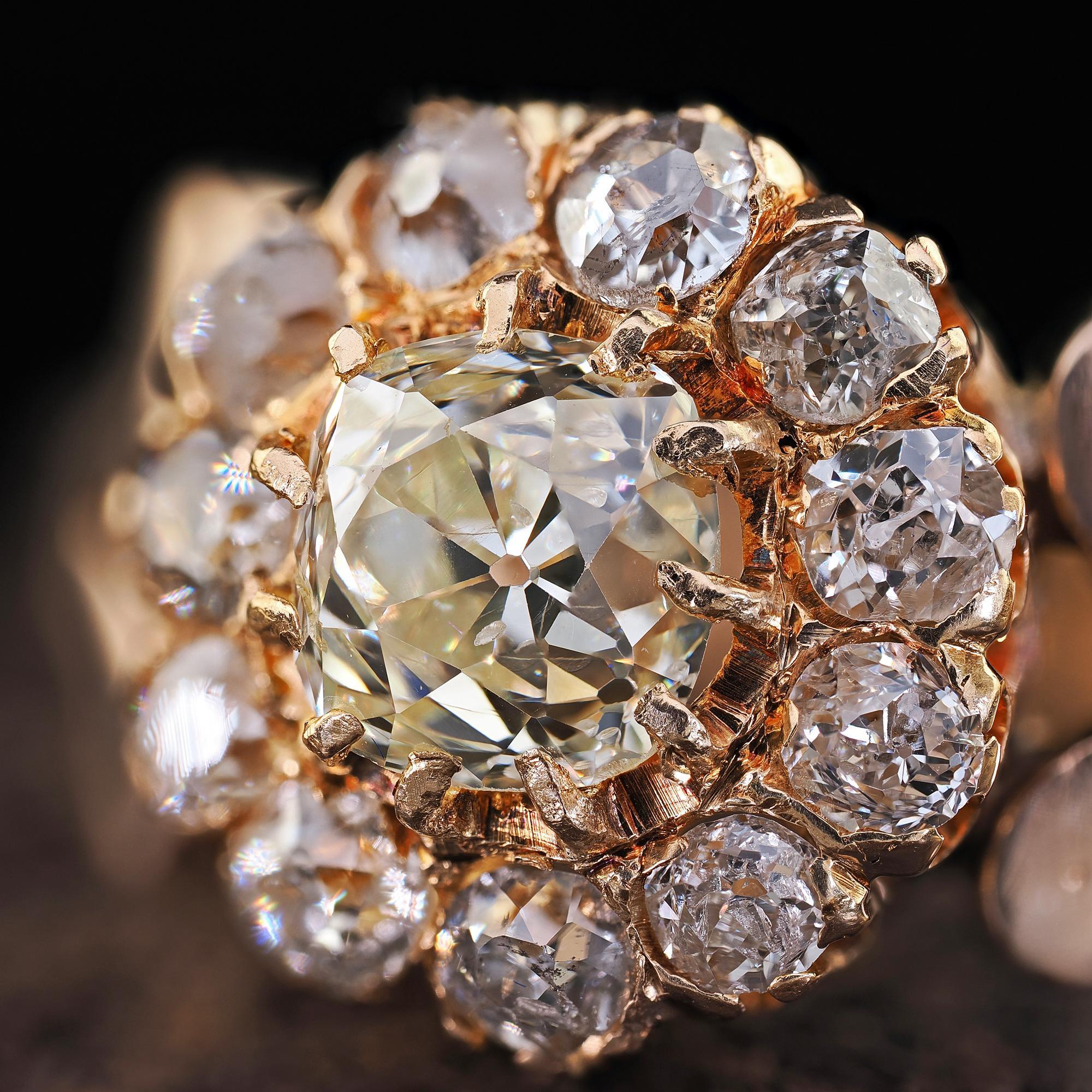 Antiguo Anillo de Compromiso Victoriano de Oro Amarillo de 14 K con Racimo de Diamantes de Mina Antigua en venta 2