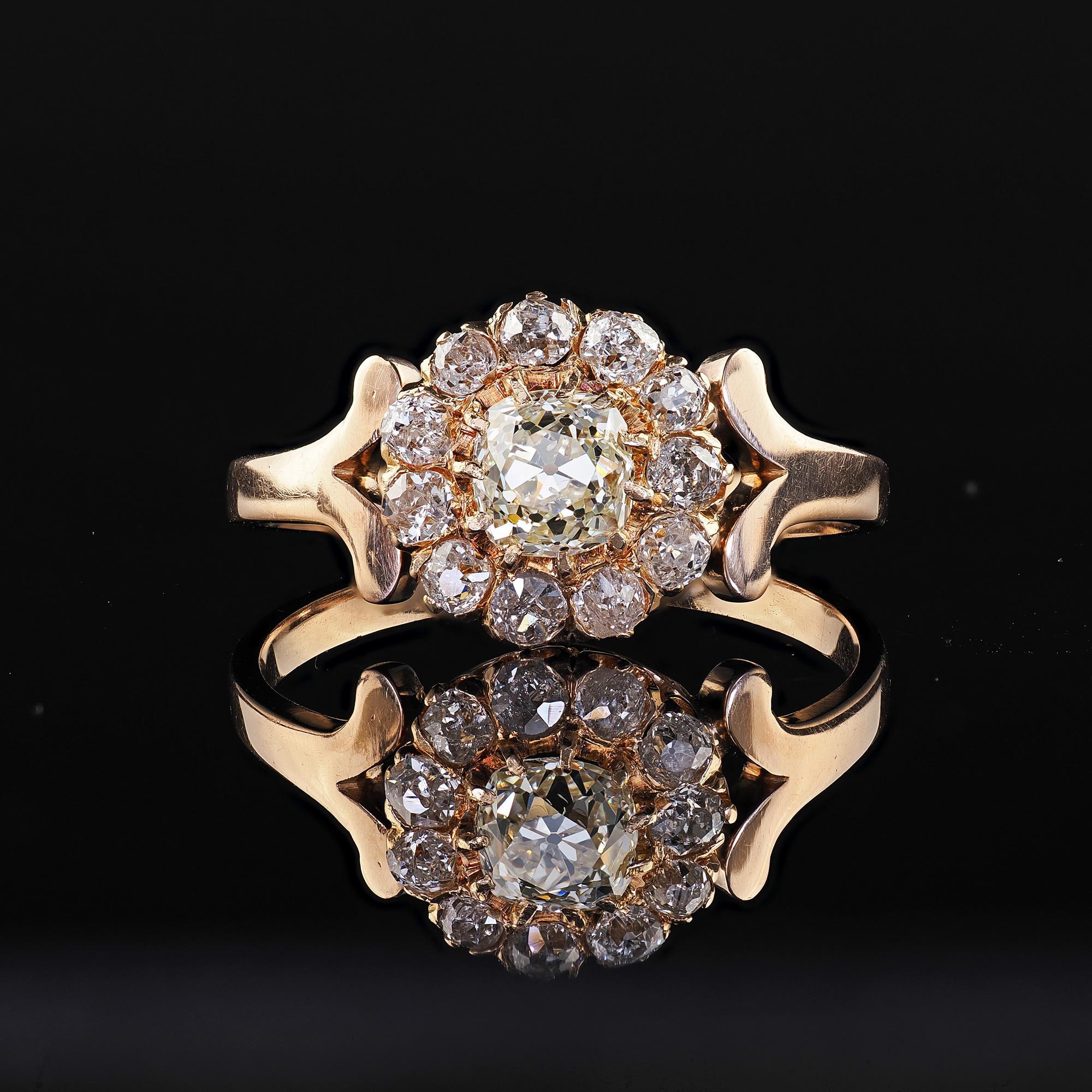 Antiguo Anillo de Compromiso Victoriano de Oro Amarillo de 14 K con Racimo de Diamantes de Mina Antigua en venta 3