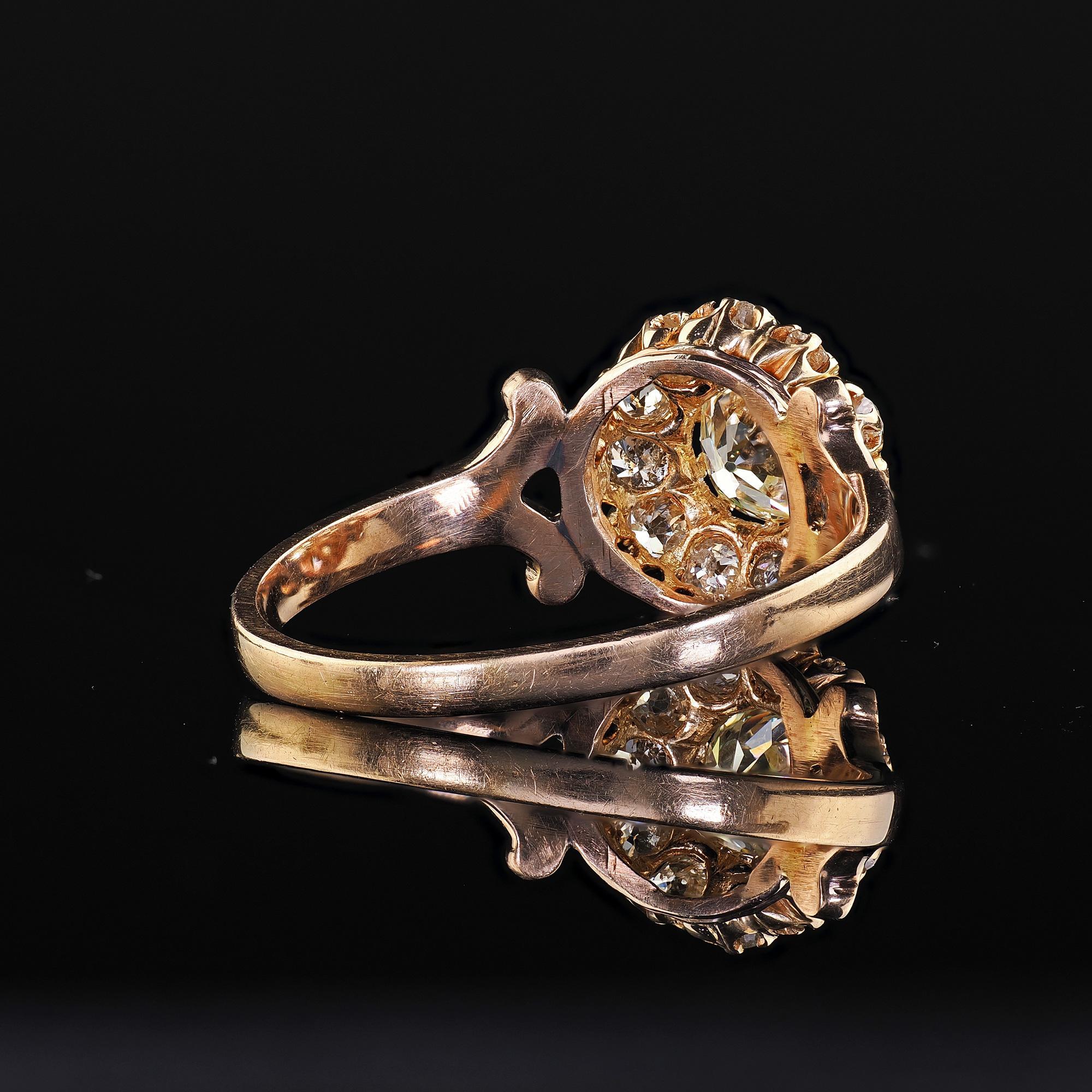 Antiguo Anillo de Compromiso Victoriano de Oro Amarillo de 14 K con Racimo de Diamantes de Mina Antigua en venta 4