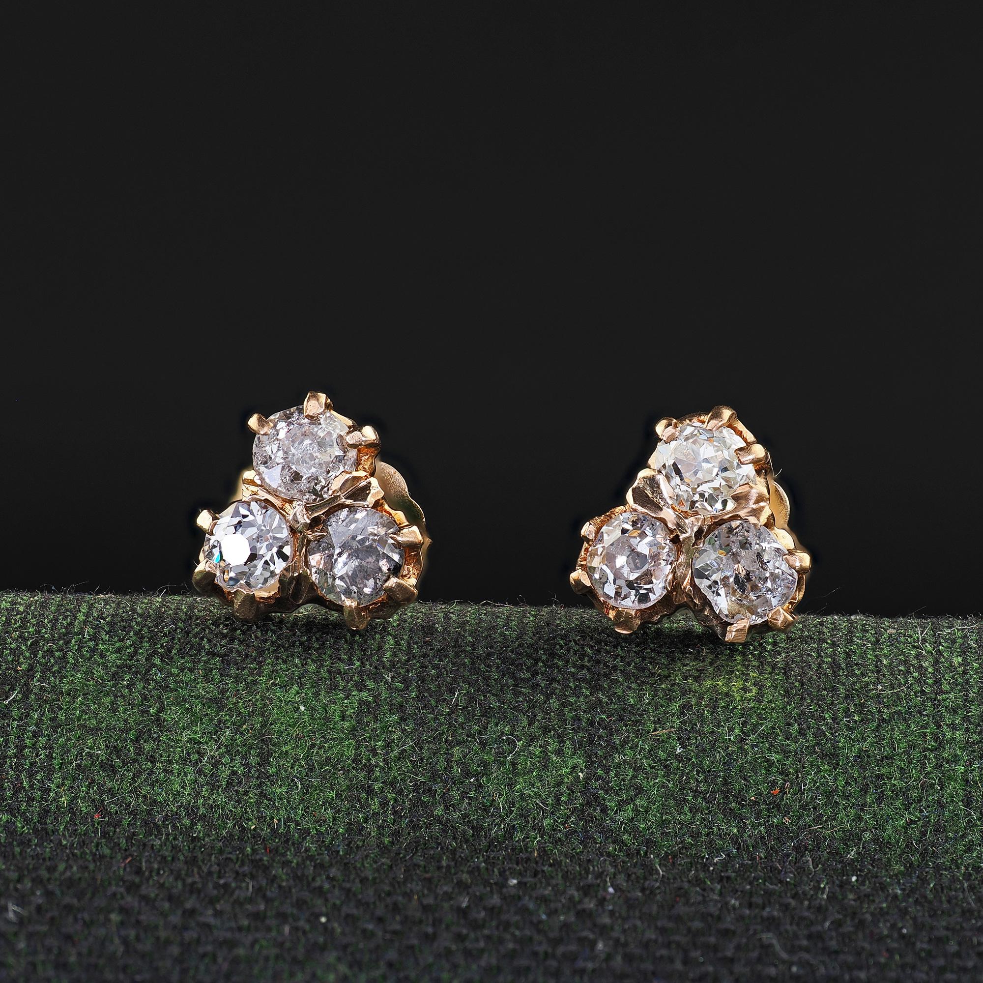 Magnifiques boucles d'oreilles victoriennes en or jaune 14K avec diamants anciens. Cette magnifique paire de boucles d'oreilles victoriennes en diamant ancienne mine est réalisée en or jaune 14k. Ces magnifiques boucles d'oreilles sont ornées de