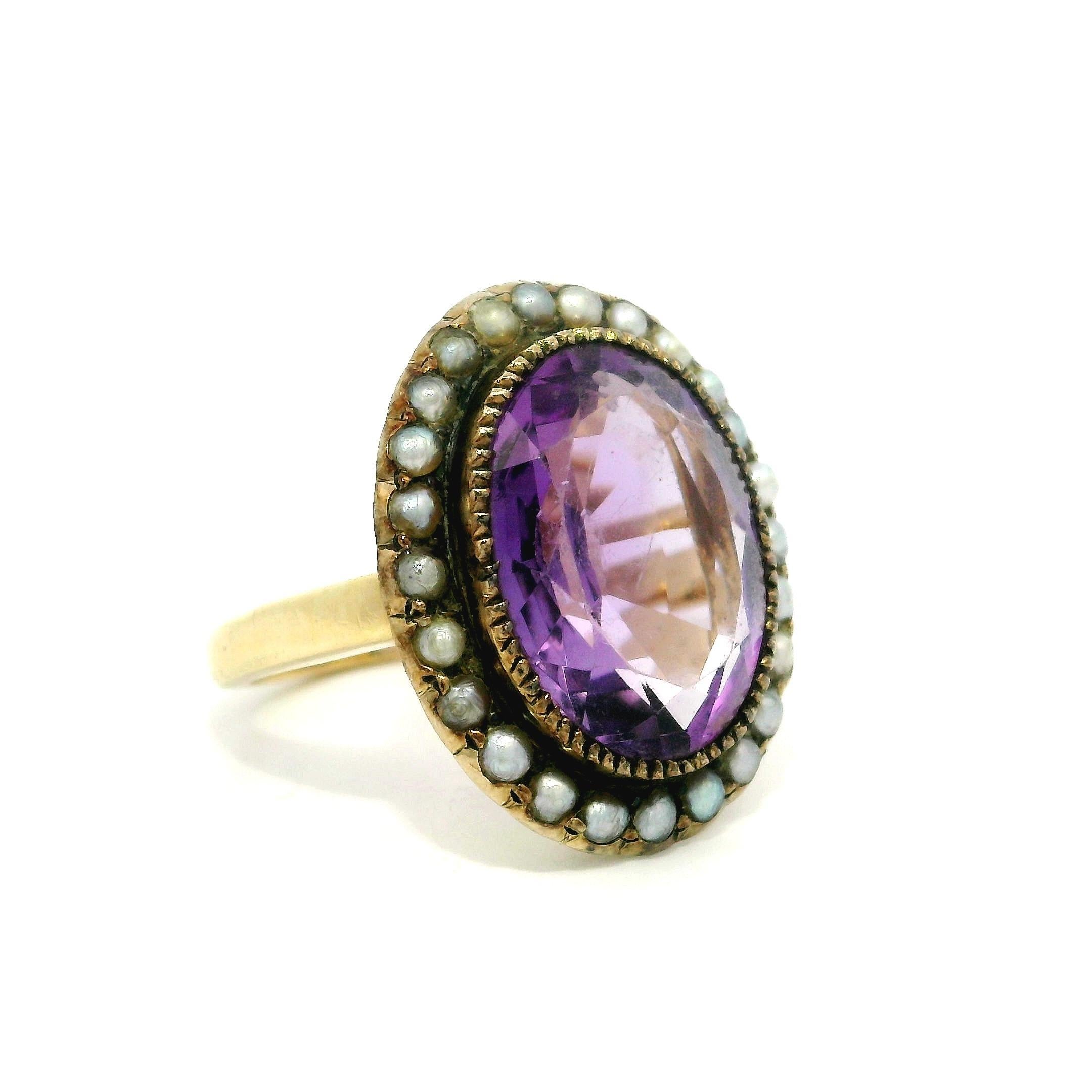 -- A. Stone...
(1) Ametista naturale autentica - taglio ovale - castone a grana fine - colore viola medio - 16x12,3 mm (circa)
Numerose perle di semi naturali - forma rotonda - incastonate - colore da bianco a grigio-bianco - 1,8-2 mm