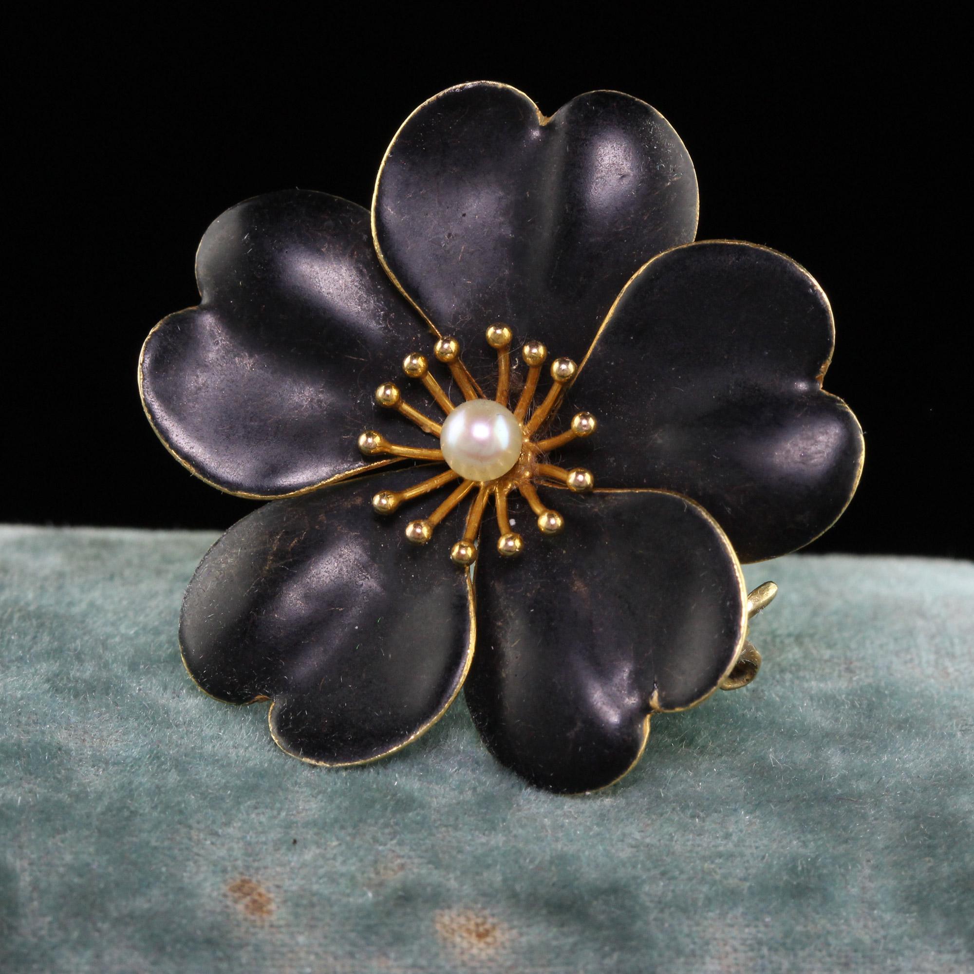 Taille ronde Ancienne épingle à fleur victorienne en or jaune 14 carats, perles et émail noir en vente