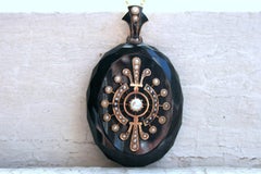 Pendentif-médaillon victorien ancien en or jaune 14 carats, orné d'onyx, de perles et d'émail.