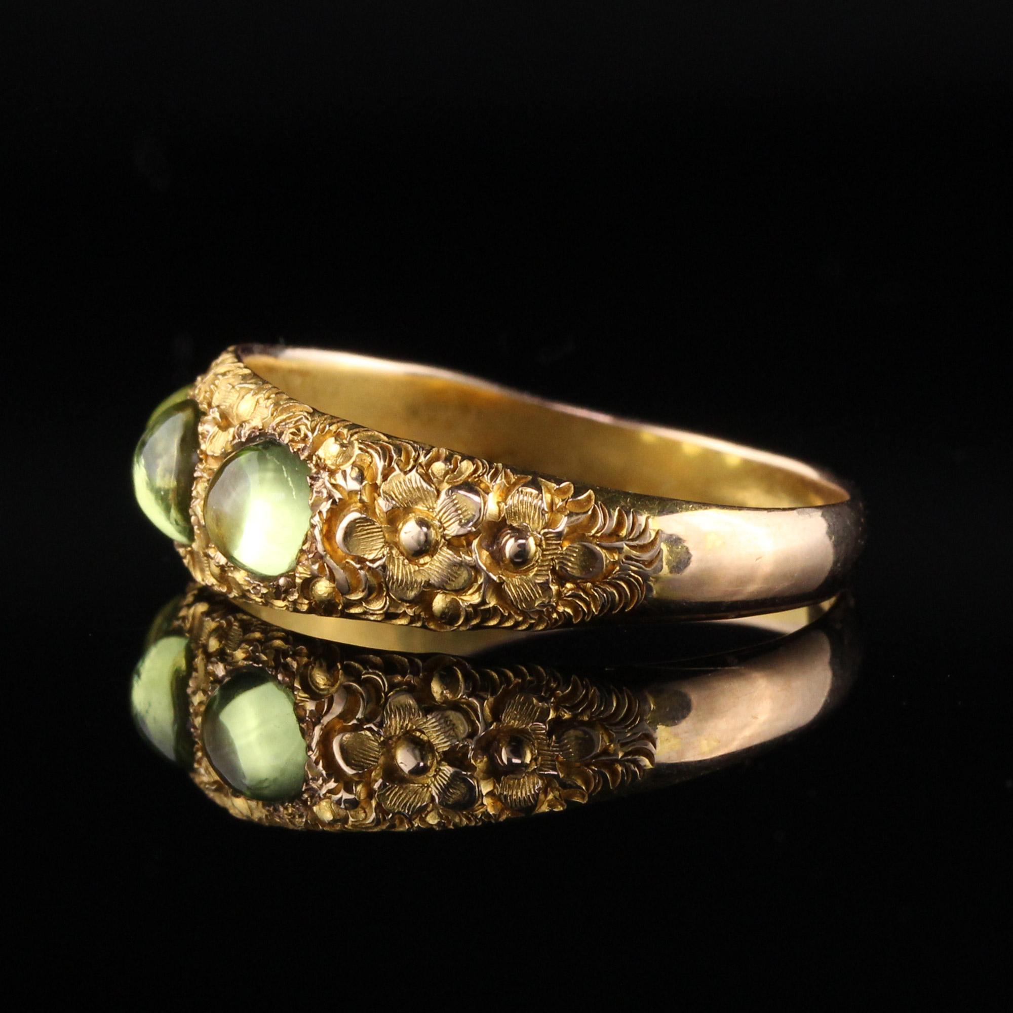 Antique Victorian 14 Karat Yellow Gold Peridot Three-Stone Ring In Good Condition In Great Neck, NY