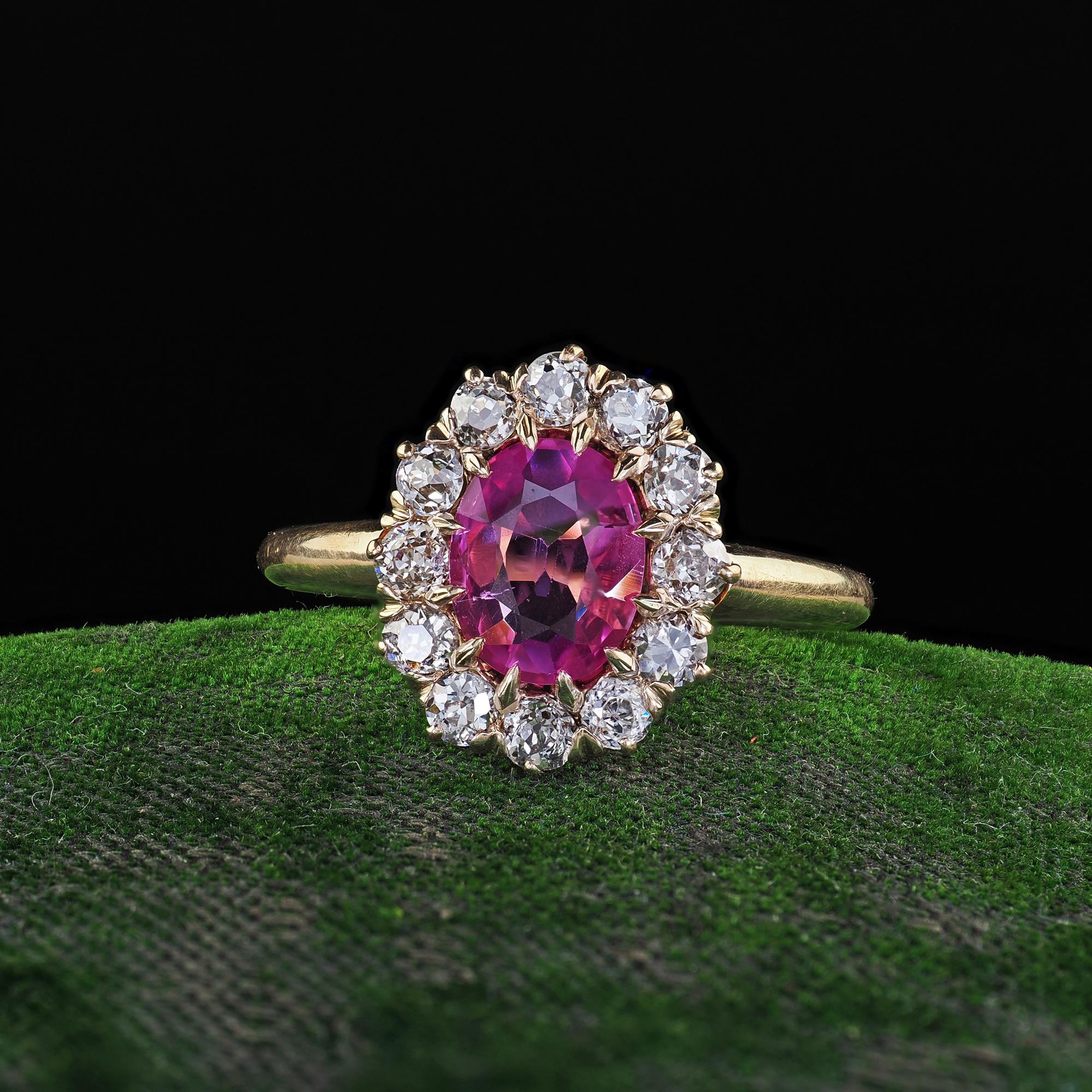 Magnifique bague de fiançailles victorienne ancienne en or jaune 14K avec saphir rose et diamant - GIA. Cette magnifique bague de fiançailles victorienne ancienne en saphir rose et diamant est fabriquée en or jaune 14k. Cette magnifique bague est