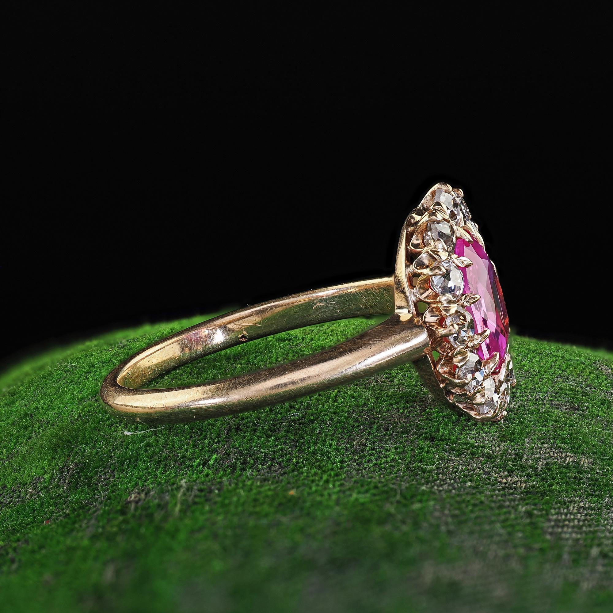 Taille ovale Bague de fiançailles victorienne ancienne en or jaune 14 carats avec saphir rose et diamant - GIA en vente