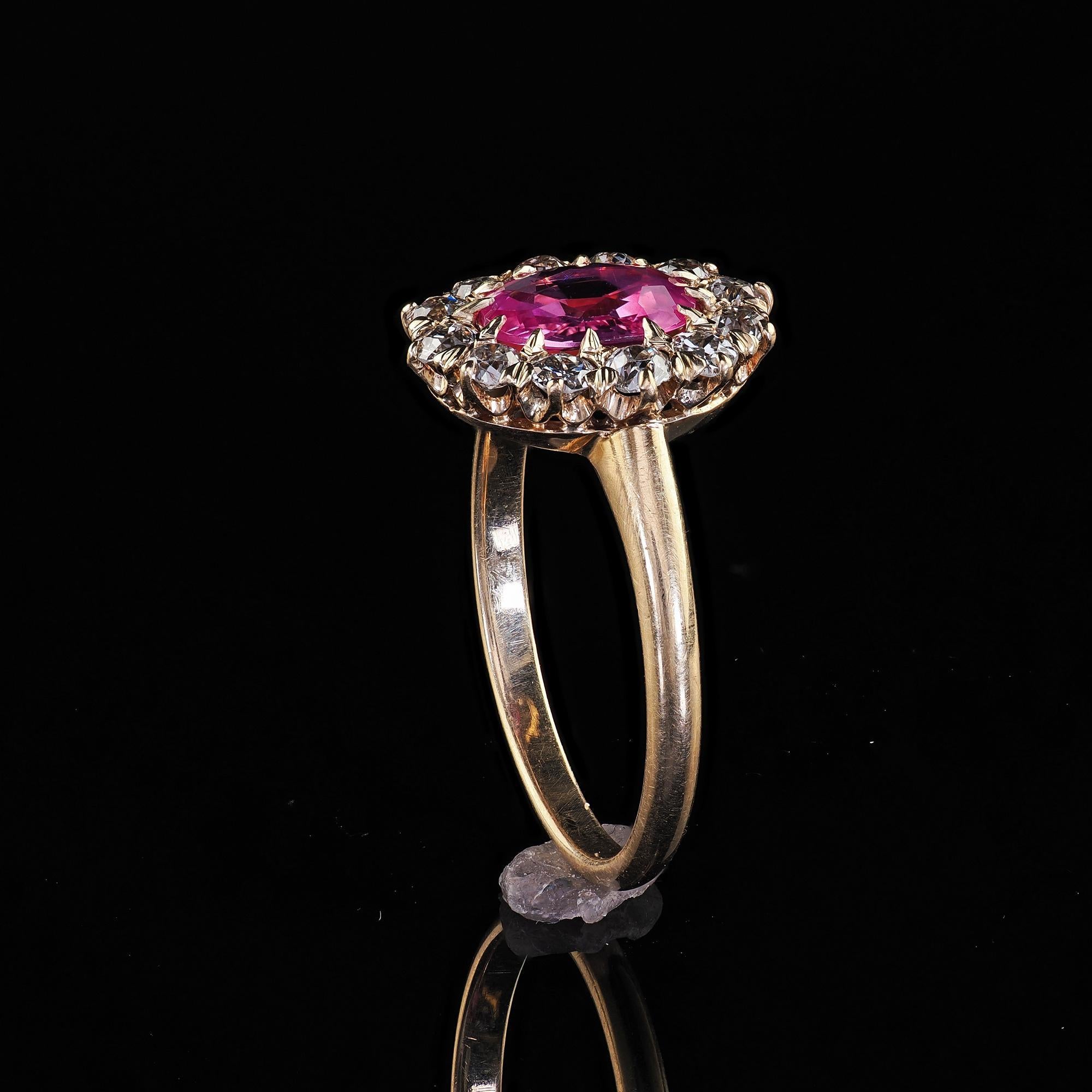 Bague de fiançailles victorienne ancienne en or jaune 14 carats avec saphir rose et diamant - GIA en vente 3