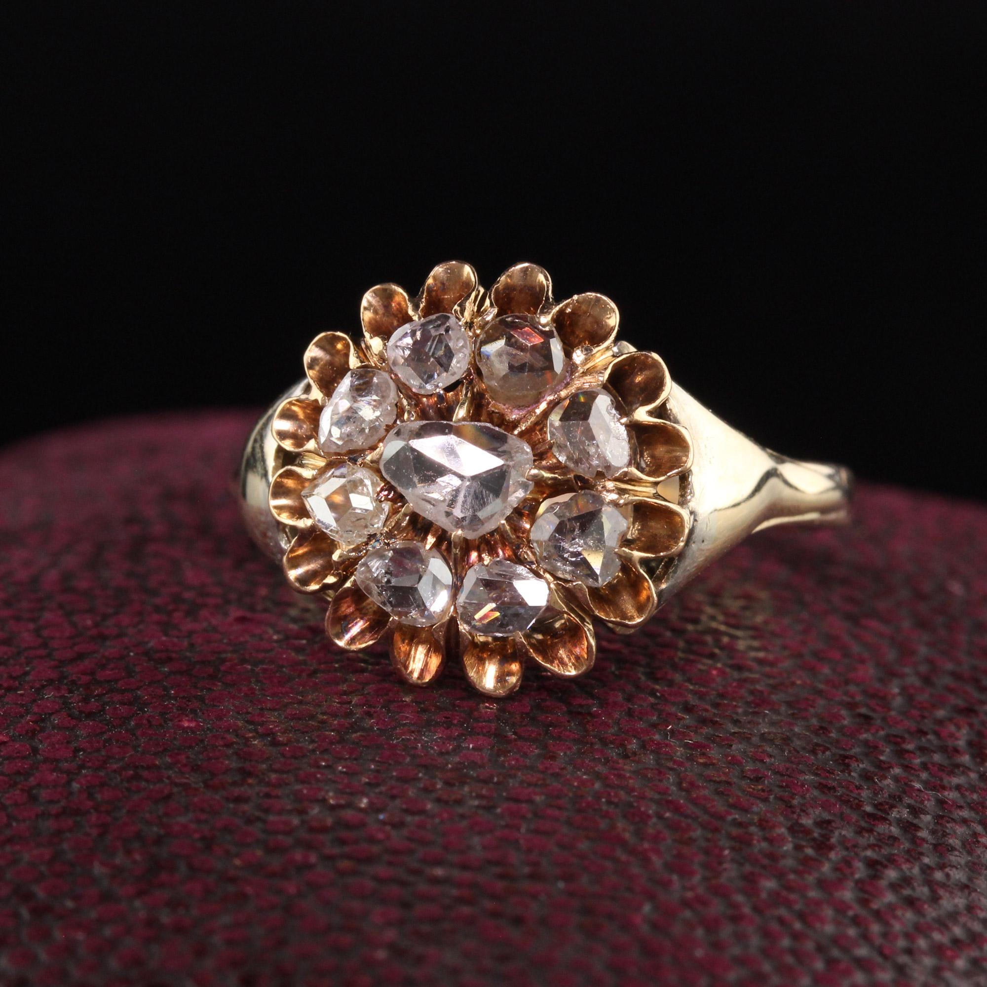 Schöne antike viktorianische 14K Gelbgold Rose Cut Diamond Cluster Ring. Dieser herrliche Ring hat wunderschön geschliffene Diamanten im Rosenschliff in einem Cluster-Design und sitzt tief am Finger.

Artikel #R1063

Metall: 14K Gelbgold

Gewicht: 4