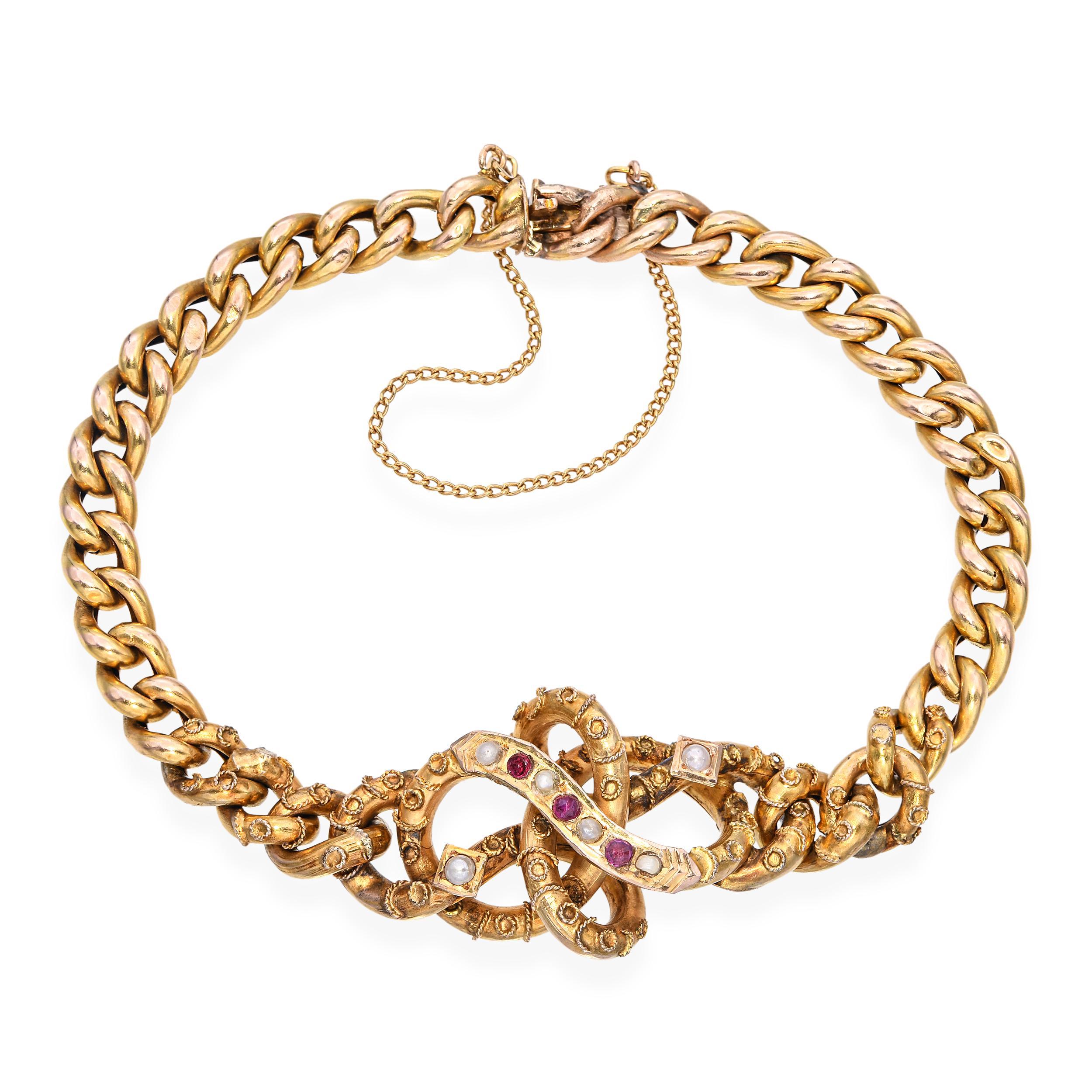 Ce bracelet victorien antique allie l'éclat chaleureux de l'or jaune 14k à l'association romantique de perles naturelles et de riches rubis rouges. Chaque maillon est magnifiquement travaillé, avec des pierres alternées qui ajoutent du rythme, de la