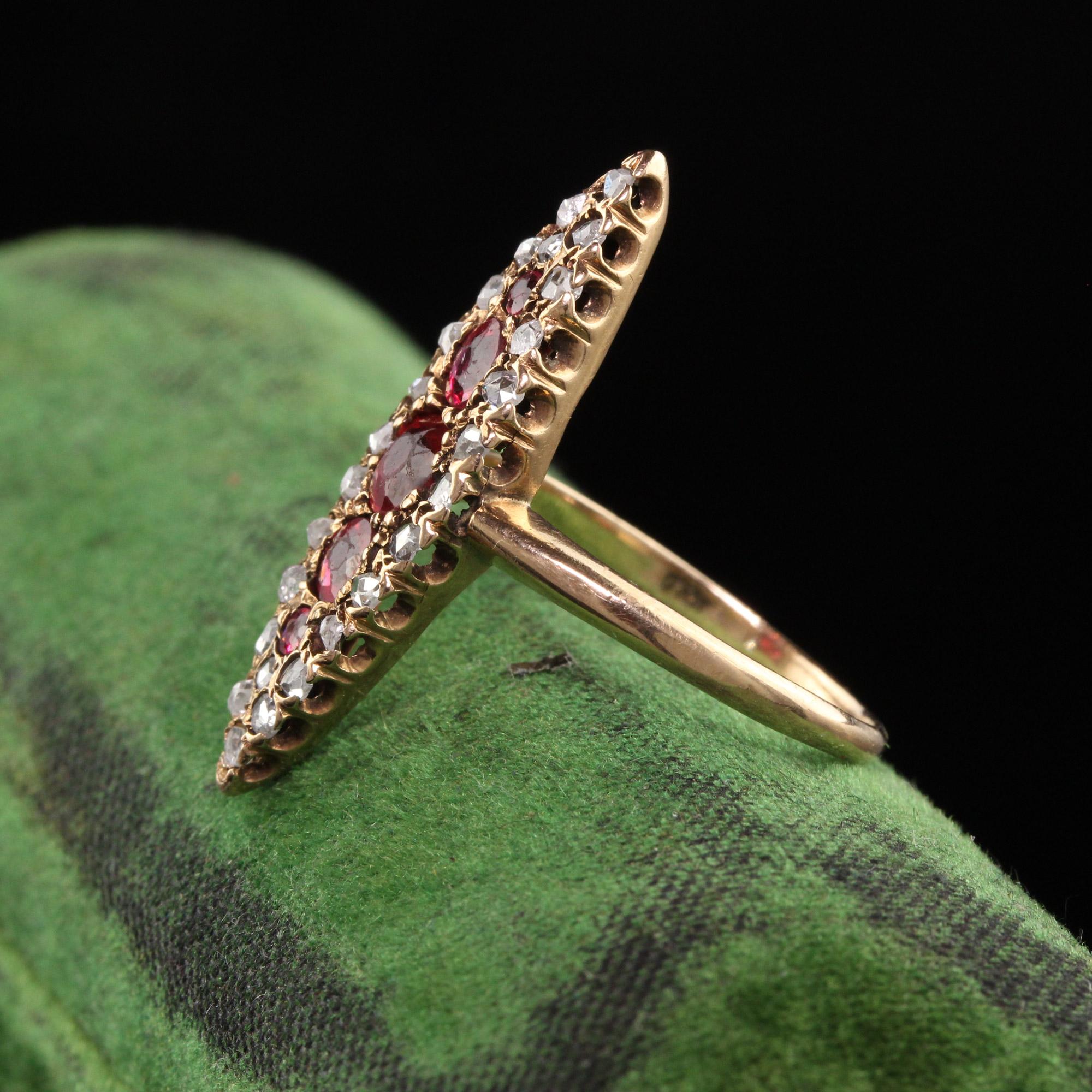 Victorien Bague navette victorienne ancienne en or jaune 14 carats, rubis et diamants taille rose en vente