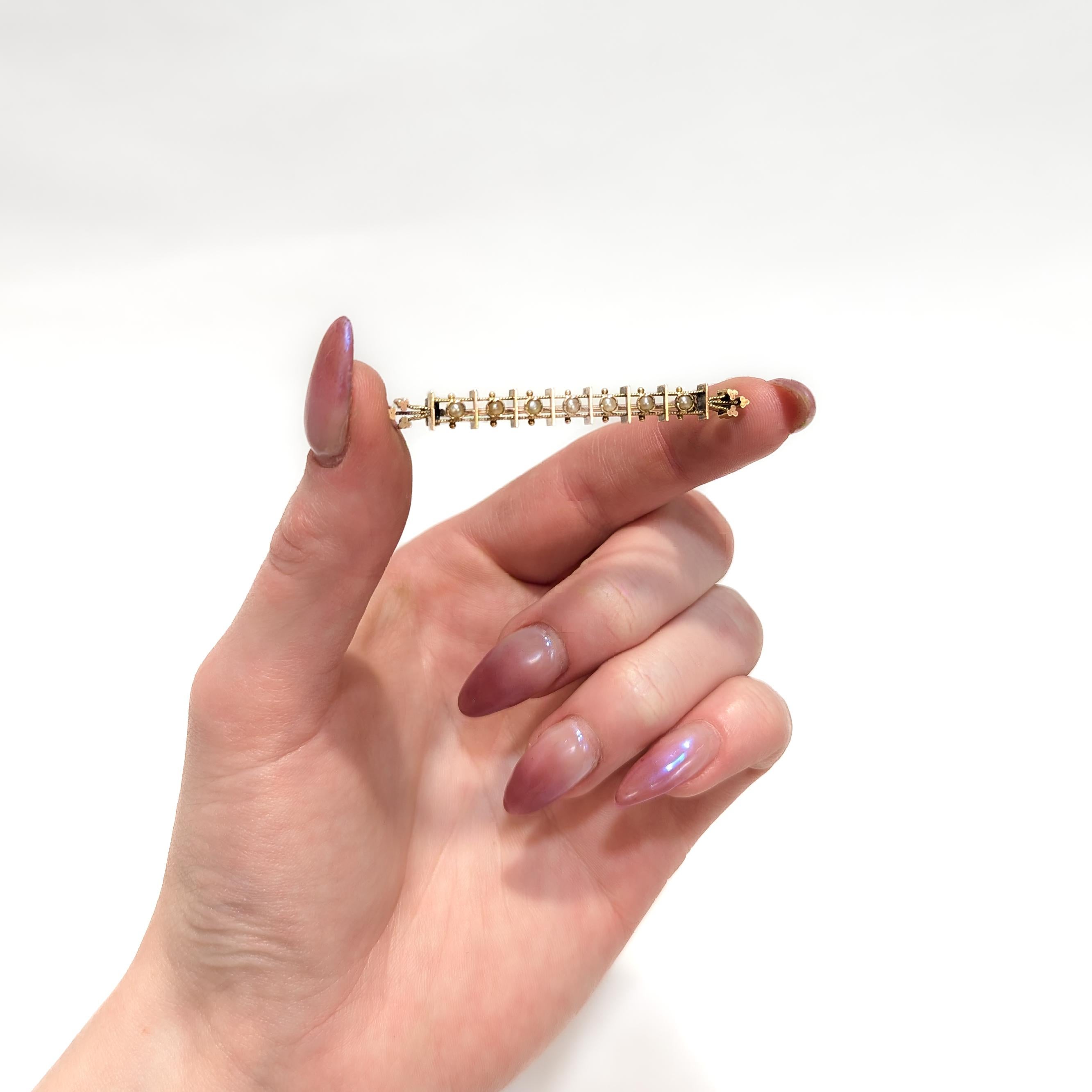 Antike viktorianische 14k Gelbgold & Seed Pearl Aesthetic Movement Bar Pin/Brosche (Rundschliff) im Angebot