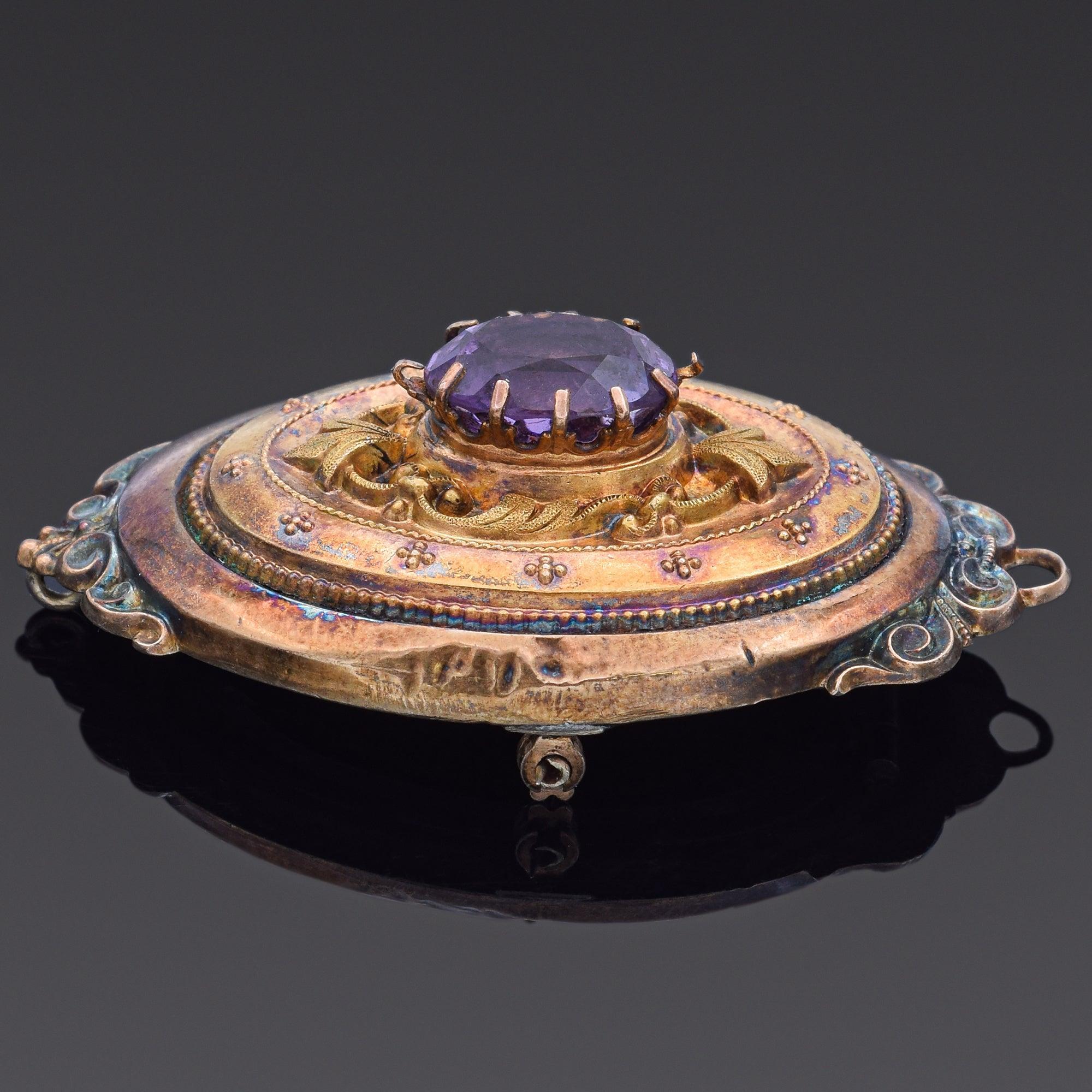 Poids : 12,3 grammes
Pierre : Améthyste (11x9 mm)
Dimensions : 47,7 x 27,0 mm
Métal : or jaune 14K et argent sterling
Remarque : la partie supérieure est en or 14k, la partie inférieure en argent sterling.

Référence : BR-1032-081623-05