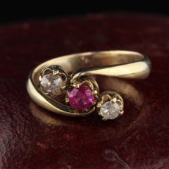 Antiker viktorianischer 3-Stein-Ring aus 14 Karat Gelbgold mit synthetischem Rubin und Diamant