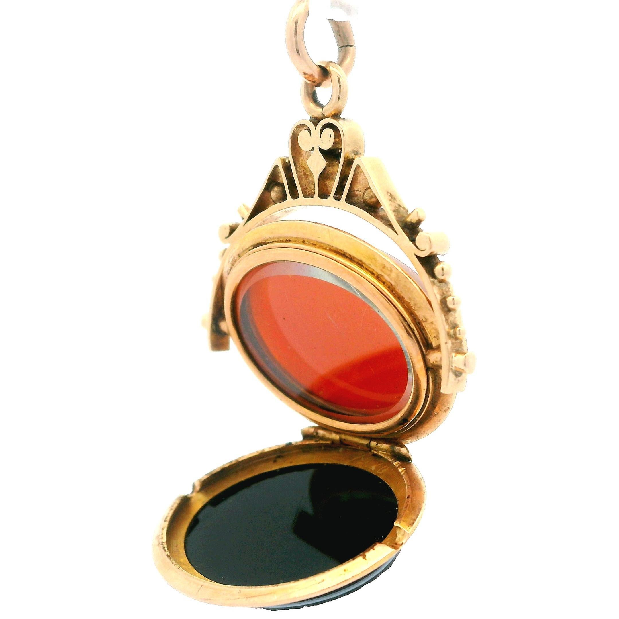 Taille ovale Pendentif victorien ancien en or jaune 14 carats avec agate non sculptée et tourbillonnant ouvert en vente