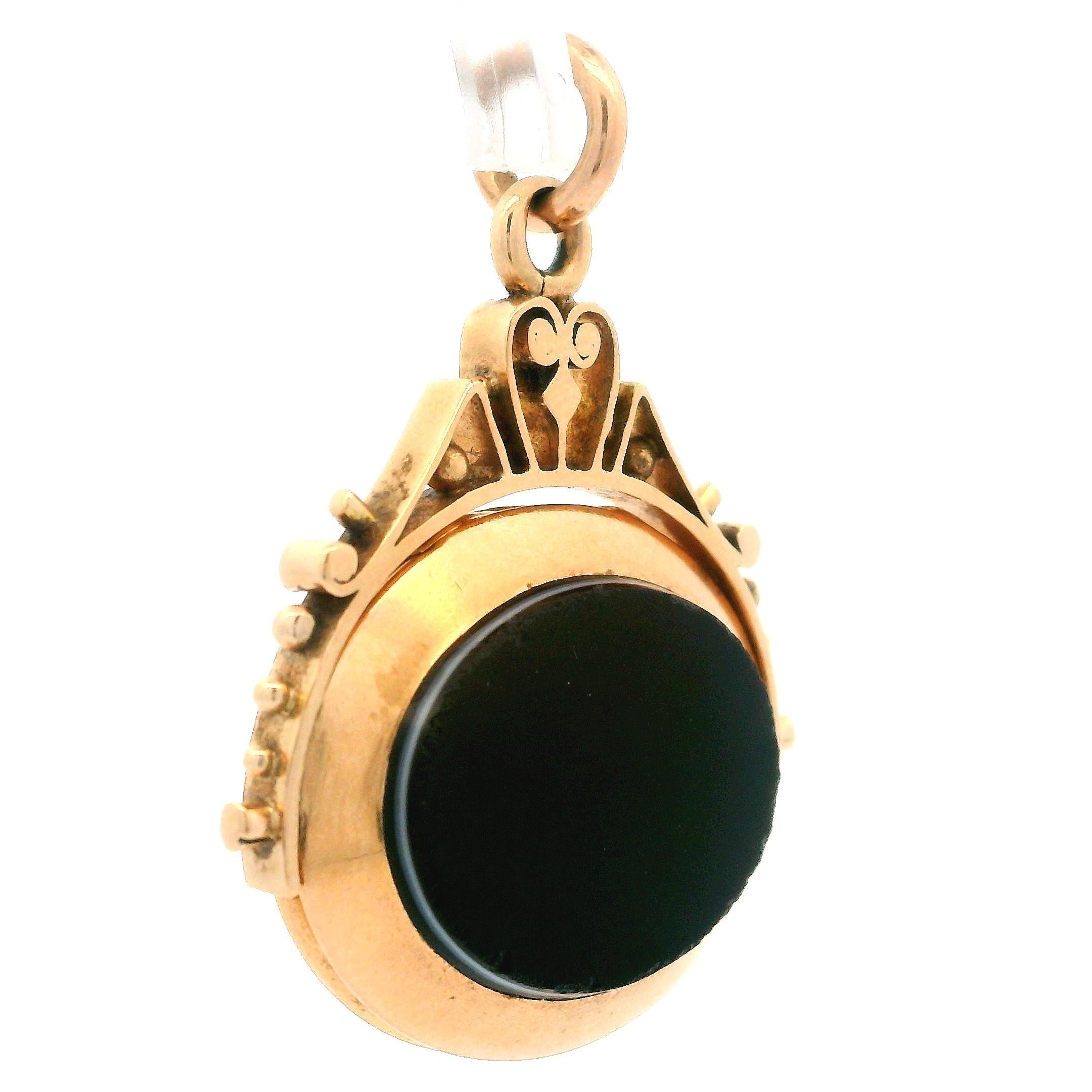 Pendentif victorien ancien en or jaune 14 carats avec agate non sculptée et tourbillonnant ouvert Pour femmes en vente