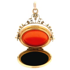 Pendentif victorien ancien en or jaune 14 carats avec agate non sculptée et tourbillonnant ouvert