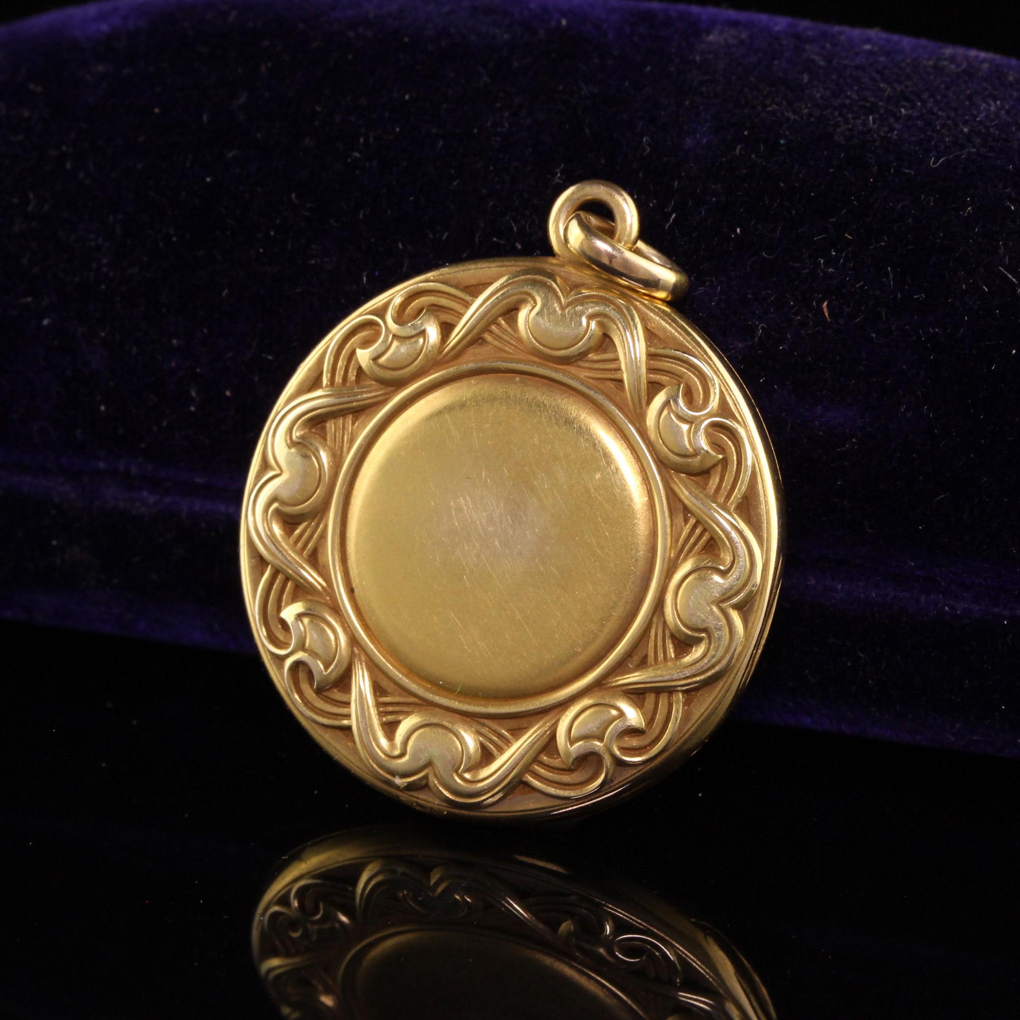 Victorien Pendentif médaillon victorien ancien gravé à motif tissé en or jaune 14 carats en vente