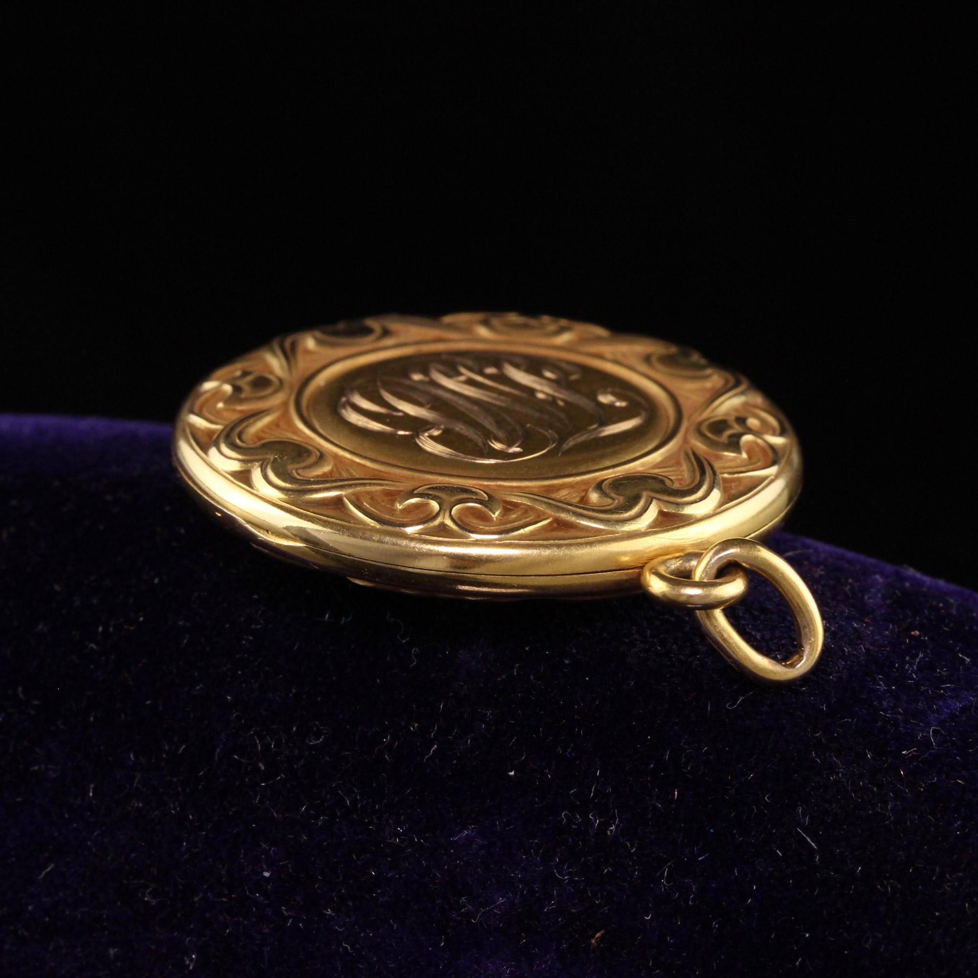Pendentif médaillon victorien ancien gravé à motif tissé en or jaune 14 carats Bon état - En vente à Great Neck, NY