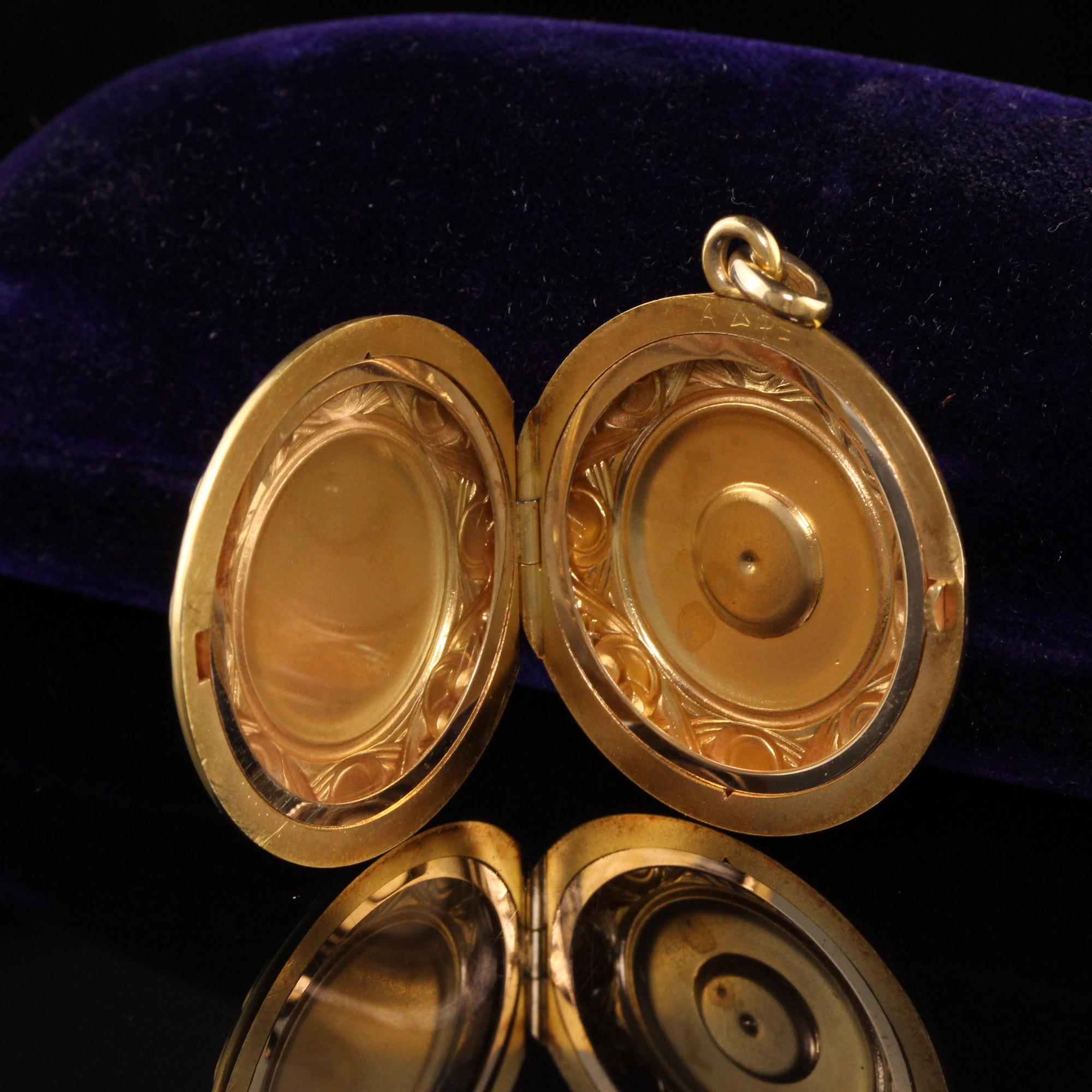 Pendentif médaillon victorien ancien gravé à motif tissé en or jaune 14 carats Pour femmes en vente
