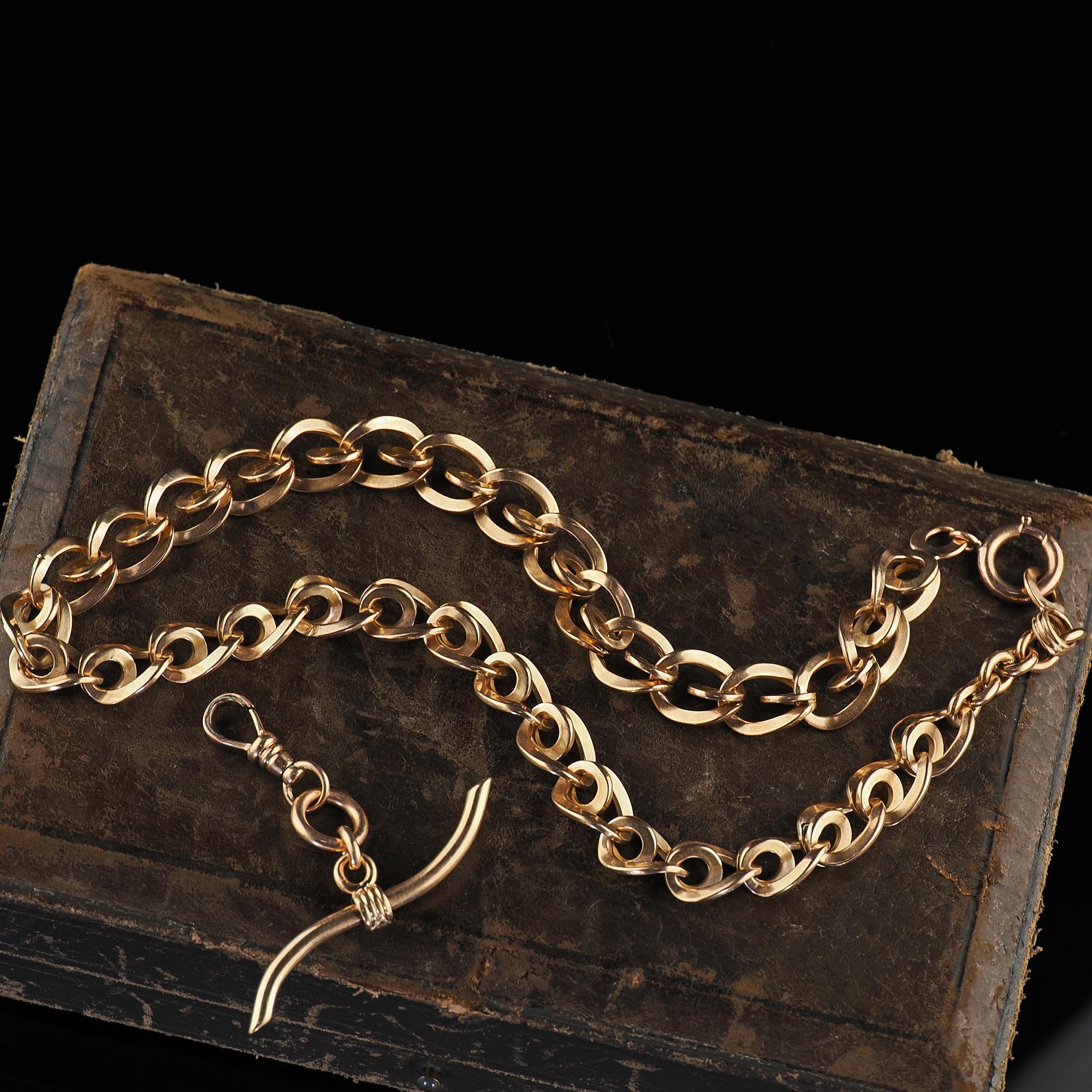 Magnifique collier victorien ancien en or jaune 14K à larges maillons complexes - 16 pouces. Cet incroyable pendentif commémoratif victorien est réalisé en or jaune 14k. Ce collier est composé d'une magnifique chaîne à maillons larges et complexes.