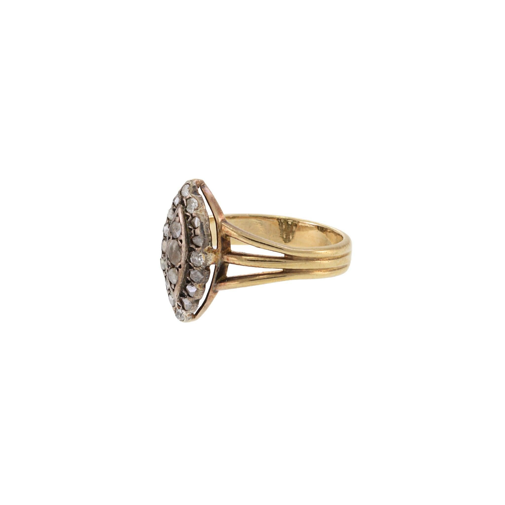 Issue de l'élégance romantique de l'ère victorienne, cette bague antique de forme marquise présente environ 0,50 carats de diamants roses taillés à la main et sertis dans de l'argent sur de l'or jaune 14KT. La silhouette allongée de la navette et la