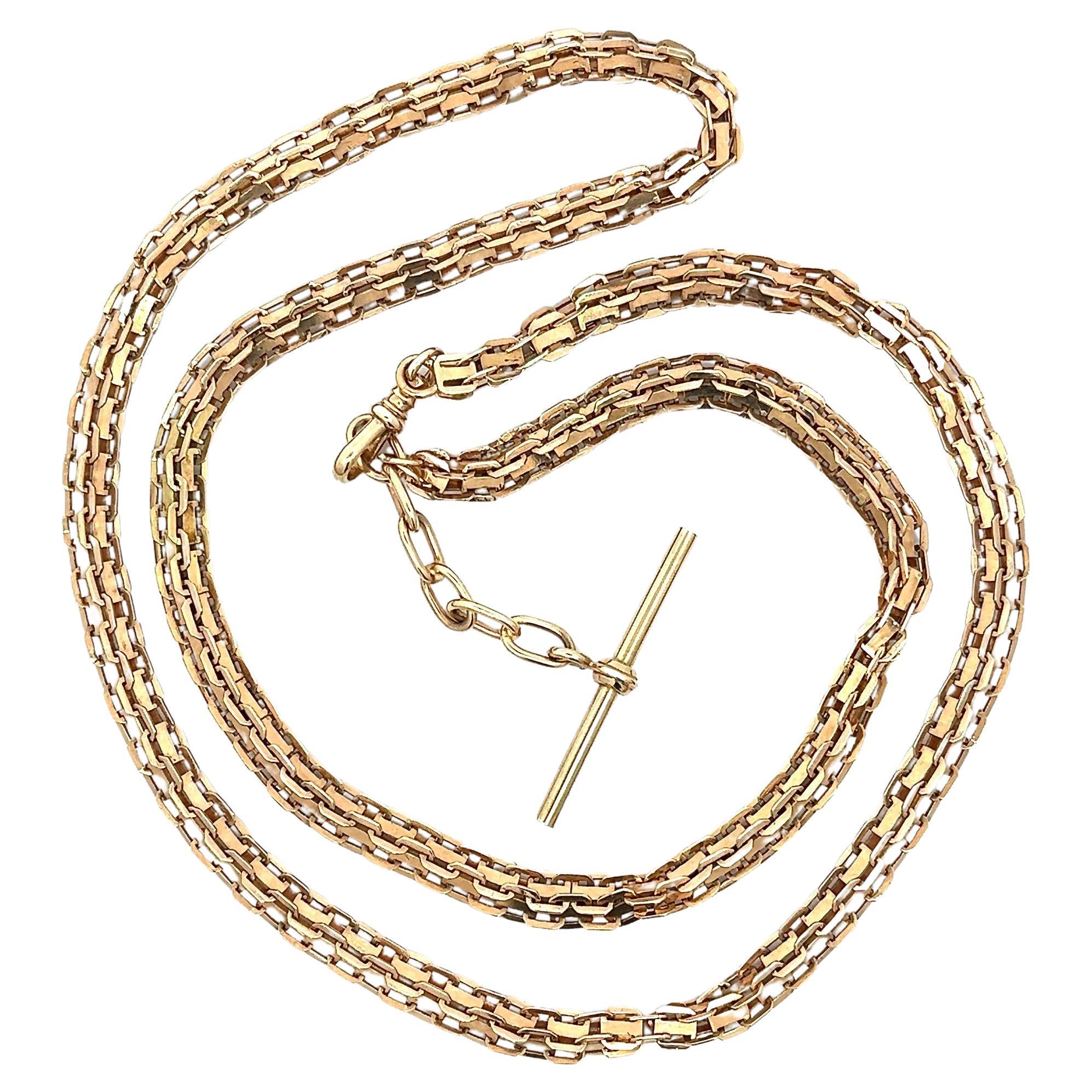 Cette chaîne à maillons unique date de la fin des années 1800 de l'ère victorienne.
La chaîne est fabriquée en or jaune 14KT avec un design de maillon carré qui mesure 5 mm de profondeur et 5 mm de largeur. 
La longueur de la chaîne est de 26,5