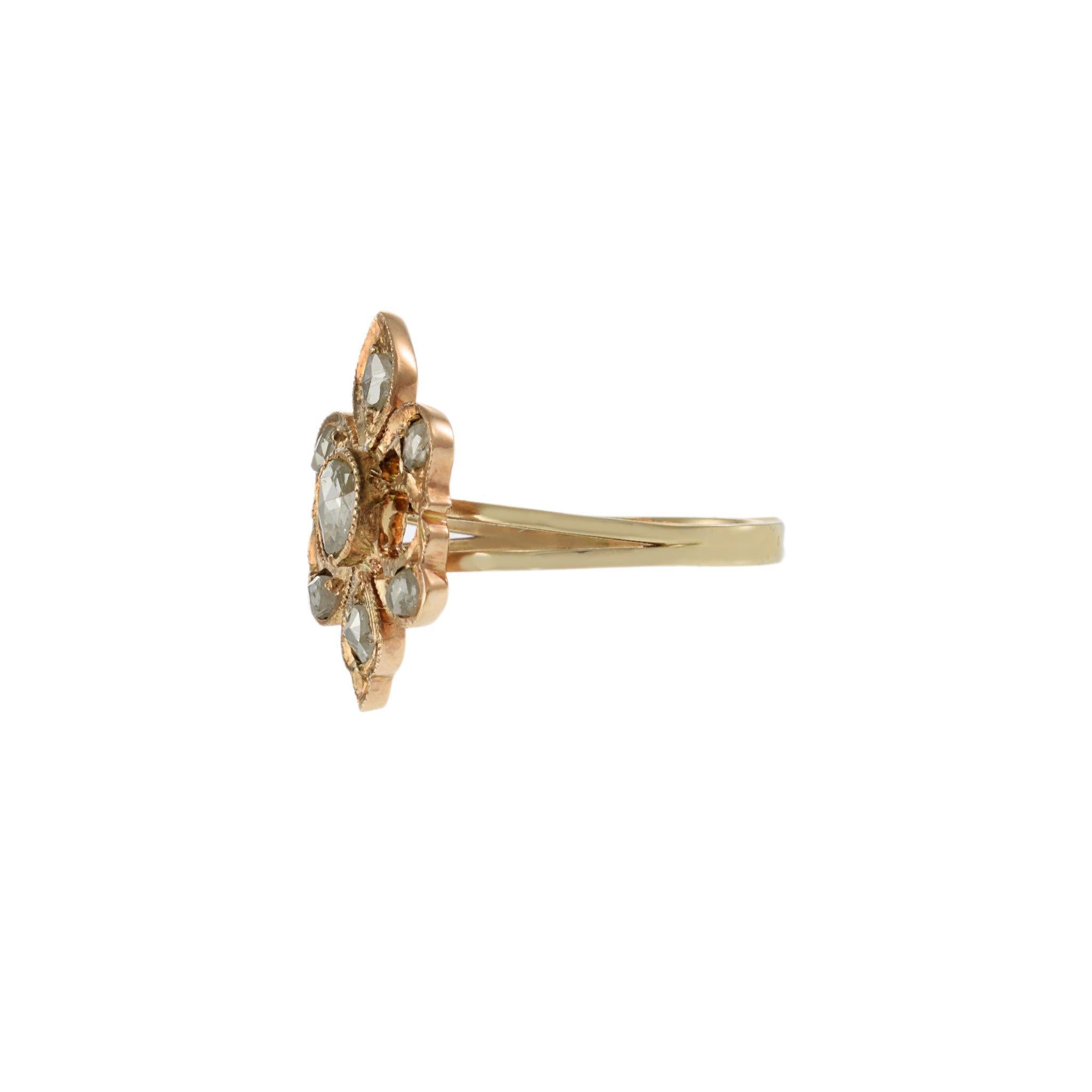 Riche d'un charme ancien et d'une beauté symbolique, cette bague victorienne antique est un trésor rare d'une époque révolue. Réalisée en or jaune 14KT, la bague présente un motif de fleur de lys serti de 0,26 carats de diamants taillés en rose.
