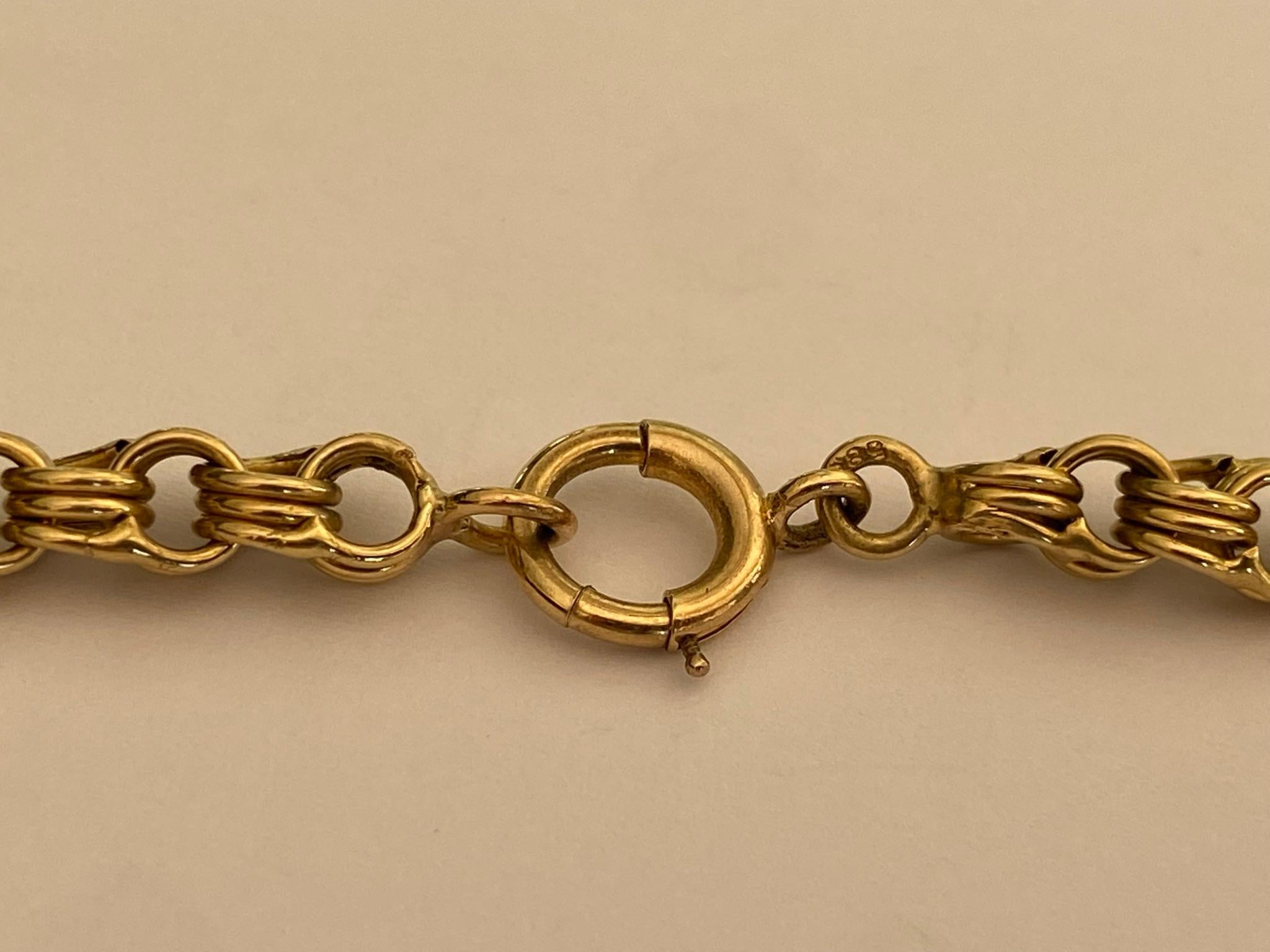 Handgefertigt im späten 19. Jahrhundert, ist diese antike viktorianische Ära Link Halskette in 14kt Gelbgold handgefertigt und misst 28 Zoll lang. 